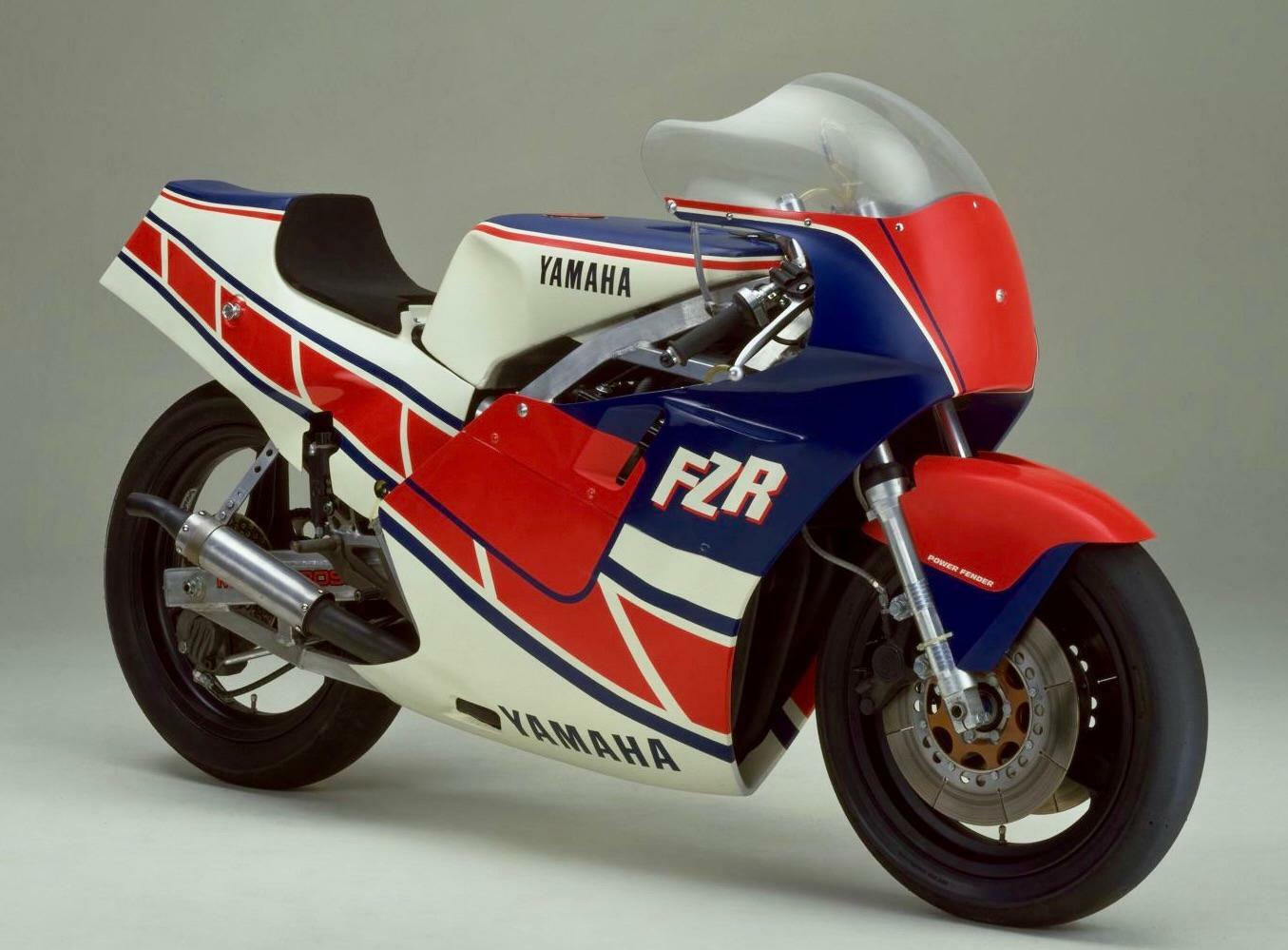 ▲FZの元になったレーシングマシン・FZR400(1984／画像引用元：ヤマハ発動機)