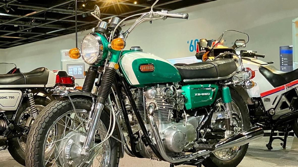 ◆◇新品 リプロ◇◆ YAMAHA XS-1 XS-1B XS650E DT1 純正タイプ タンクエンブレム RED 1台分(2枚) ヤマハ The Iwata Bonneville: A Short History Of The Yamaha XS-1