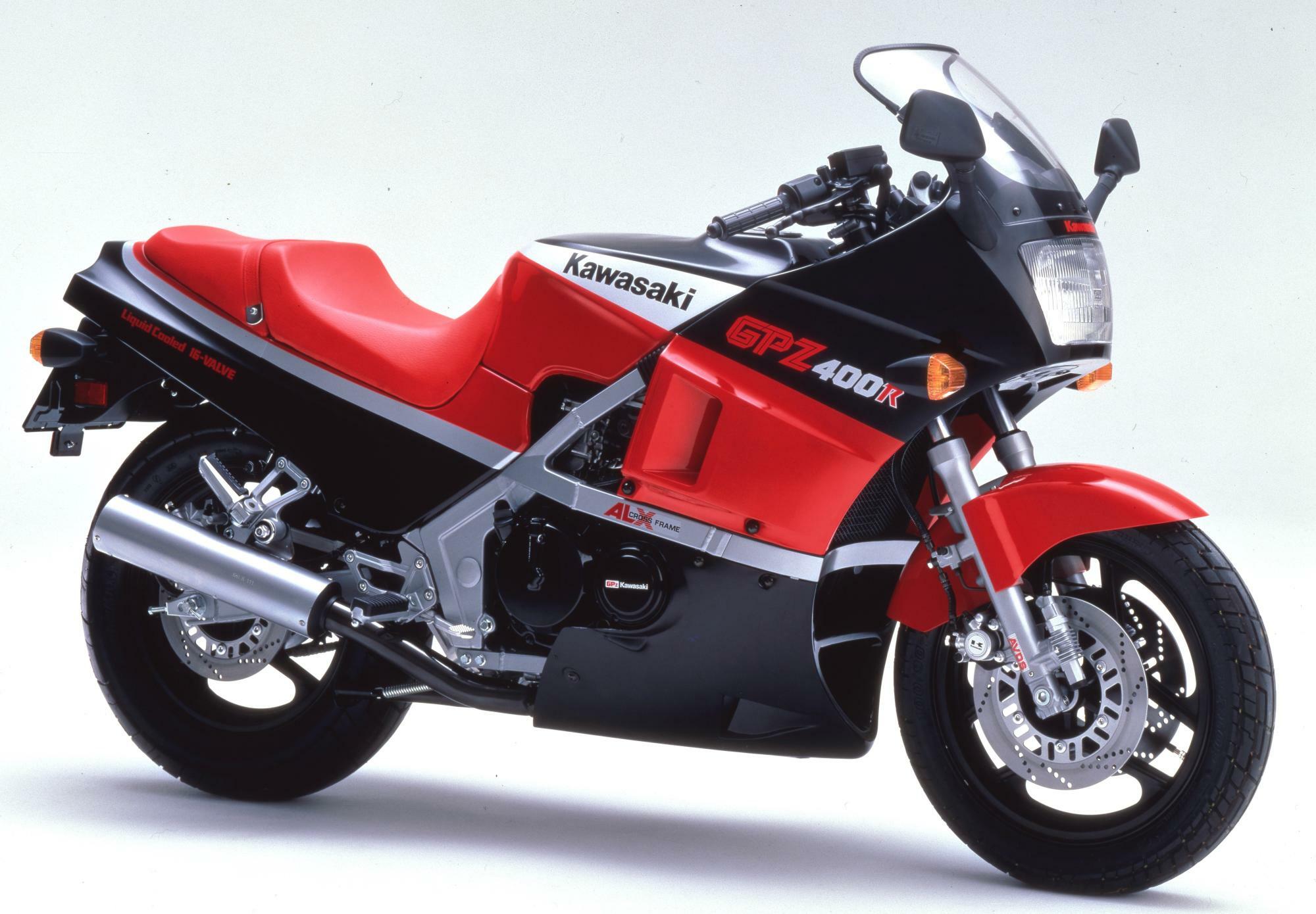 ▲GPZ400R。カワサキは公道主体のバイク作りを貫徹していた〈1985／画像引用元：川崎重工〉