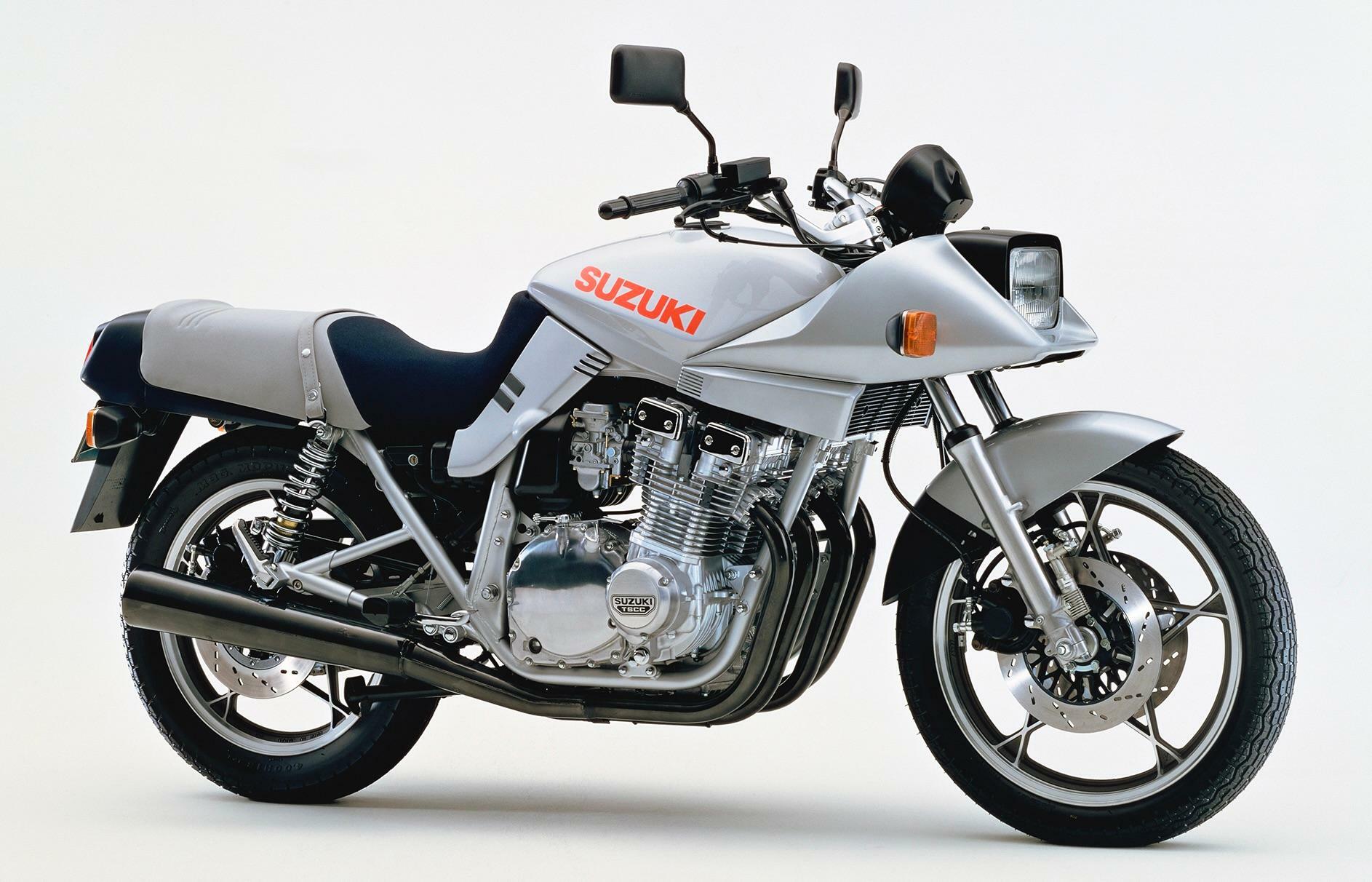 ▲750ccのカタナ。日本の規制により1100とはかけ離れたスタイルだった〈1982／画像引用元：スズキ〉