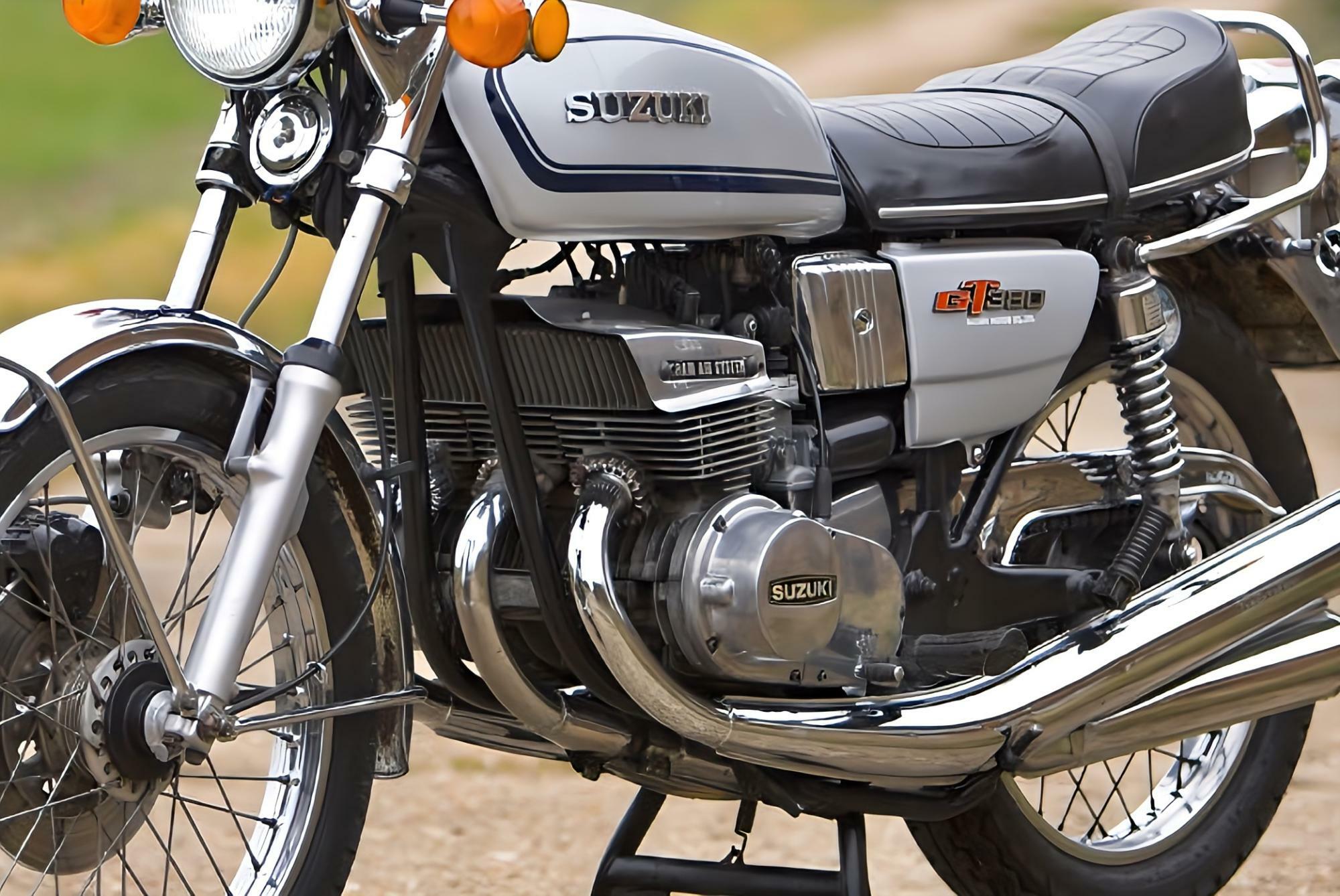 ▲２スト３気筒エンジンを搭載。上部のカバーがラムエアシステムだ〈画像引用元：Classic Motorcycles.net〉