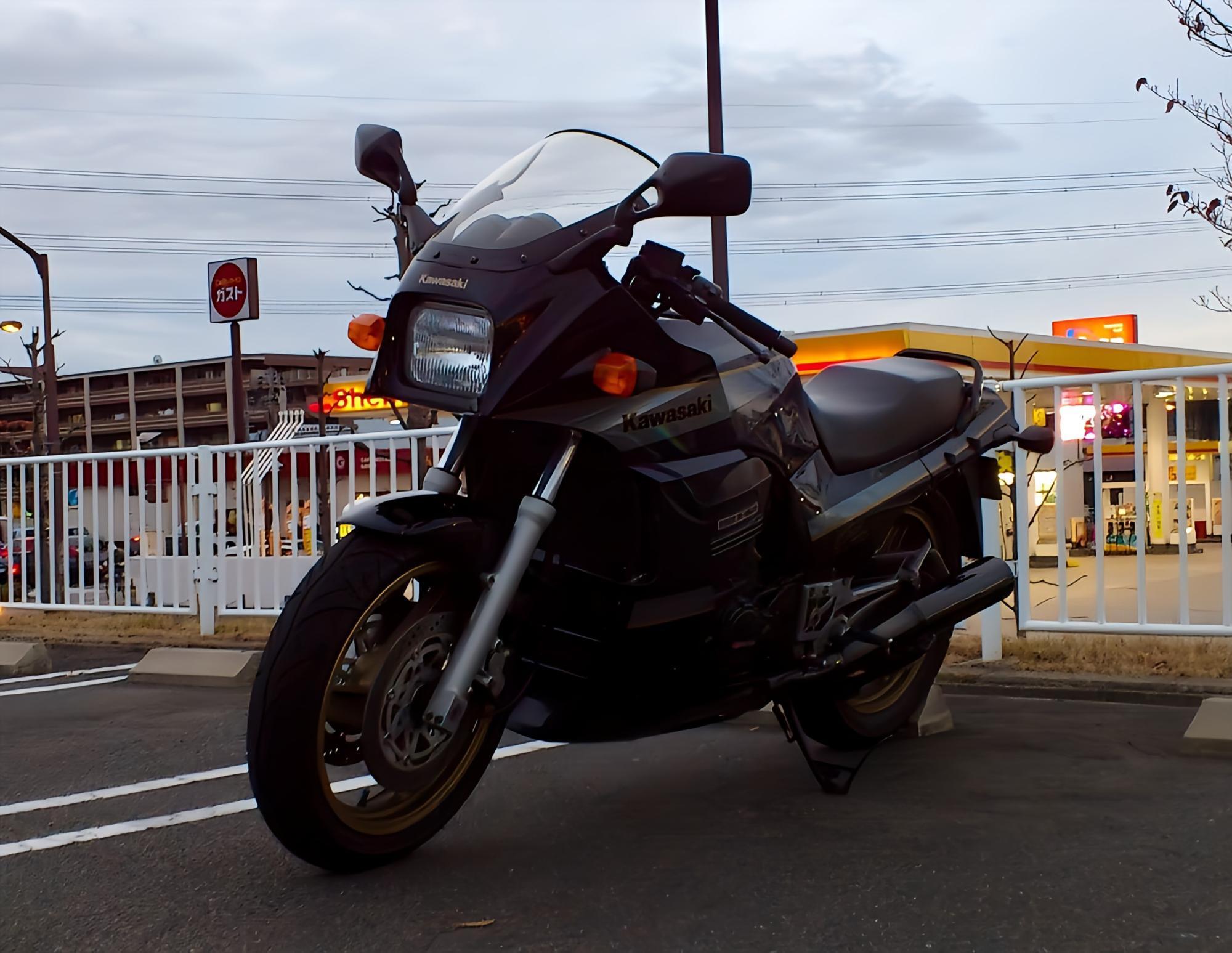 ▲私が初めて所有した大型車のGPZ900R。重かったが、所有満足感は格別だった