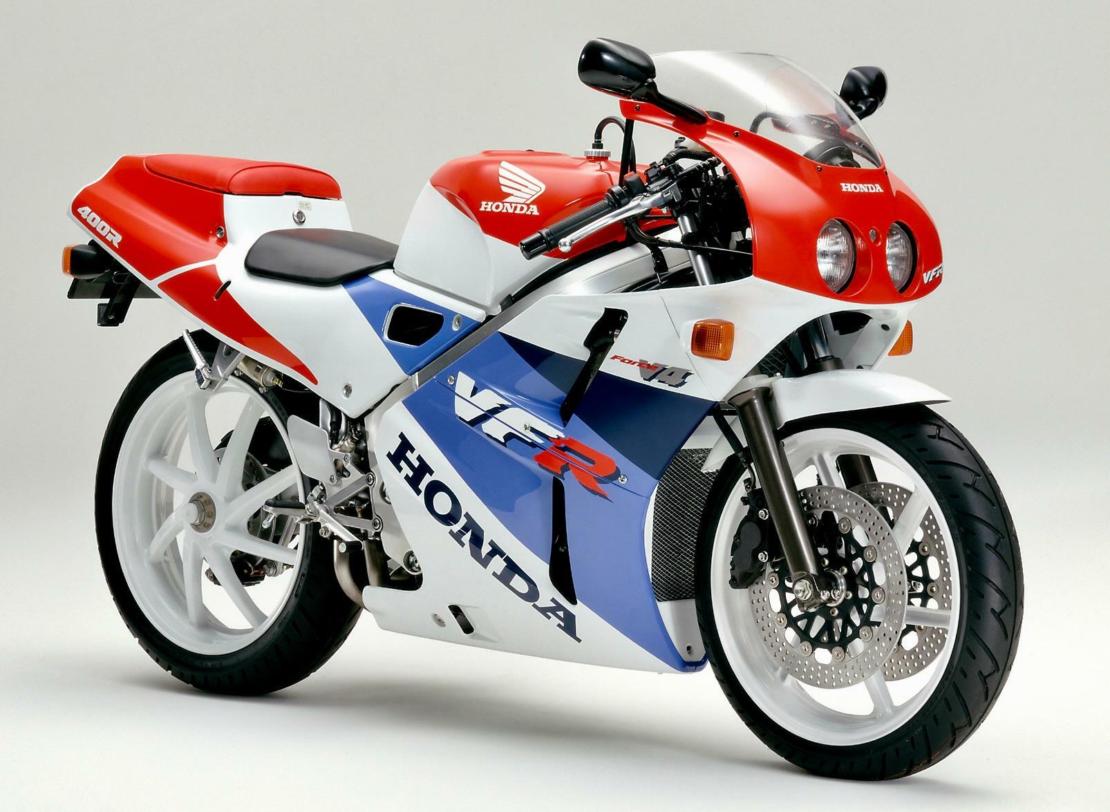 ▲VFR400R。NC30型に進化してからレーサー風味が格段に強くなった