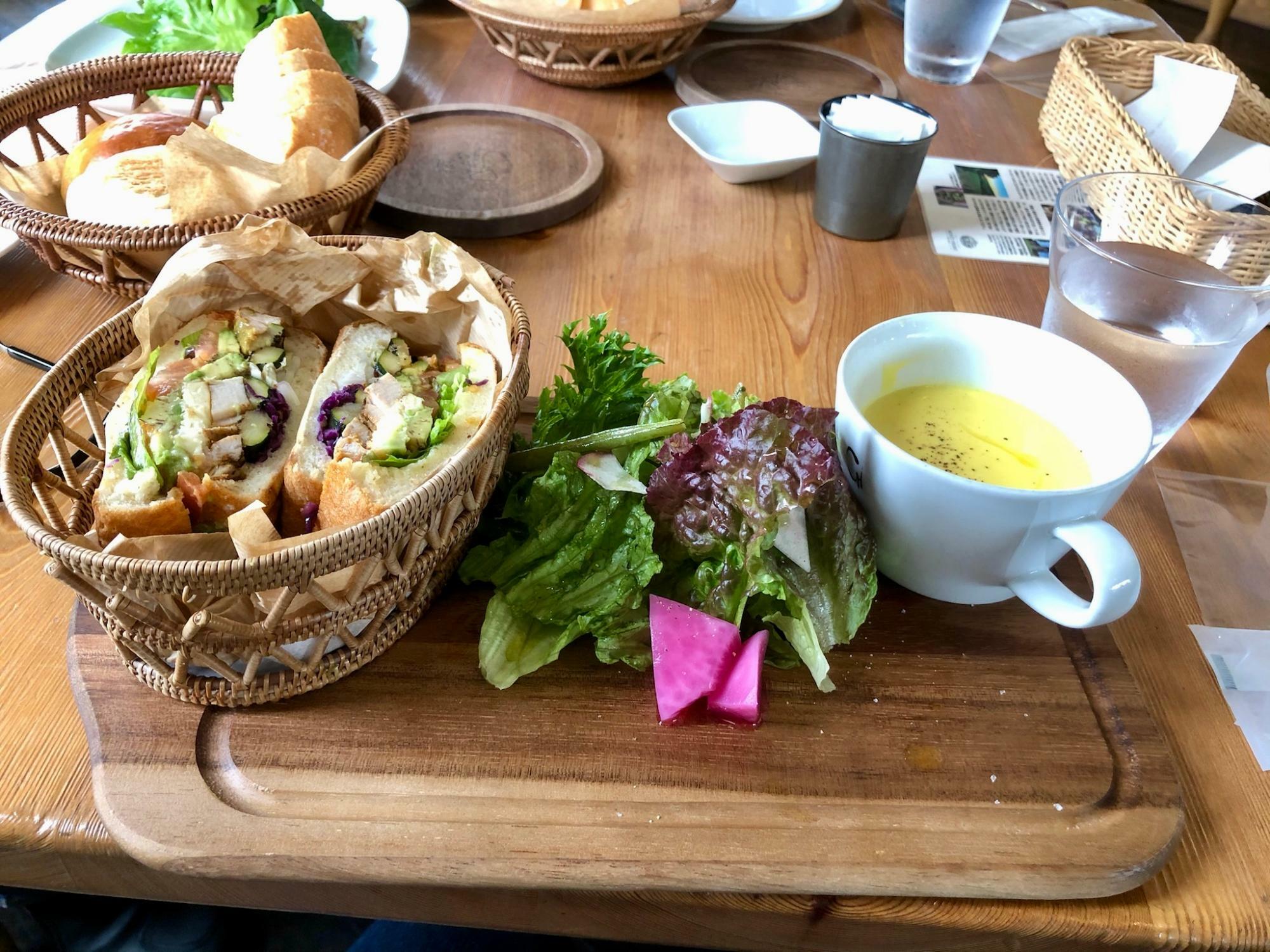 ▲近江鶏と季節野菜のホットサンド(1,600円)