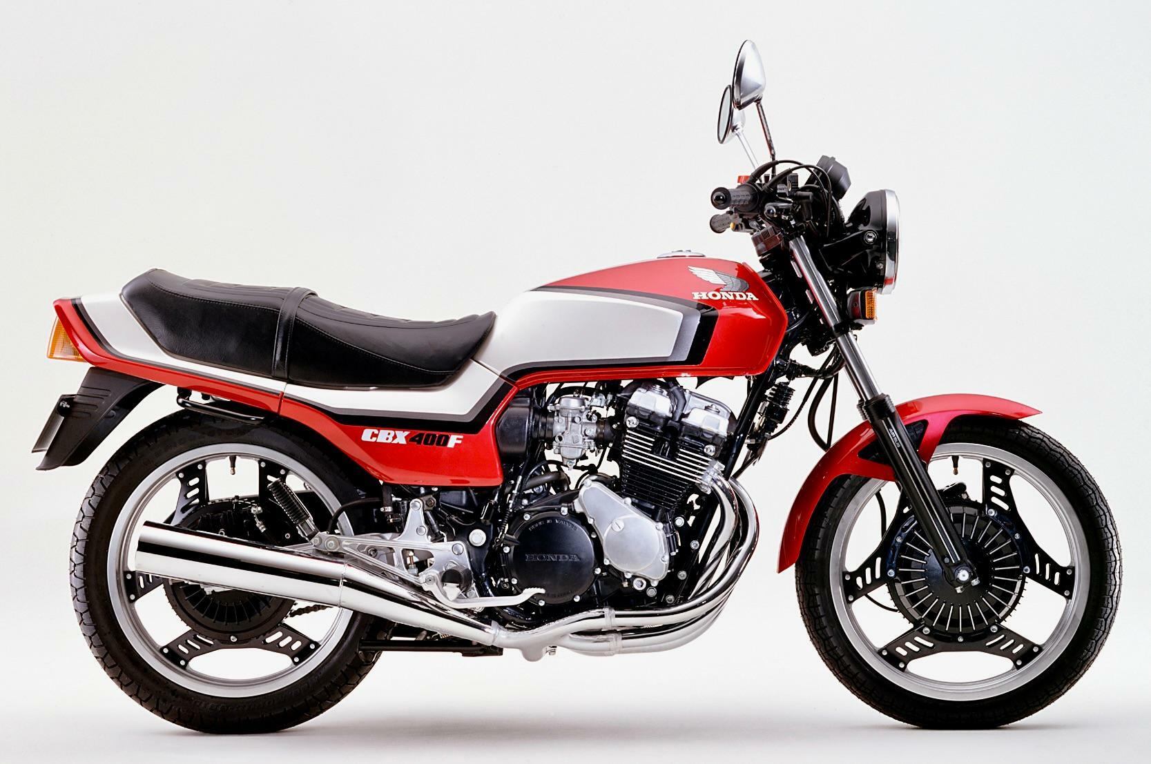 ▲Z400FX、XJ400、GSX400Fが立て続けに現れ、最後に登場したのがCBX400Fだった