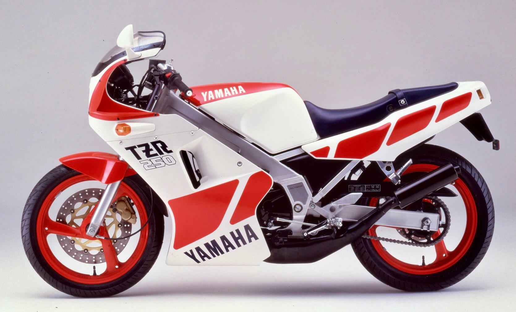 ▲1985年登場のレプリカモデル・TZR250。速さと乗りやすさを兼備し、人気を博した