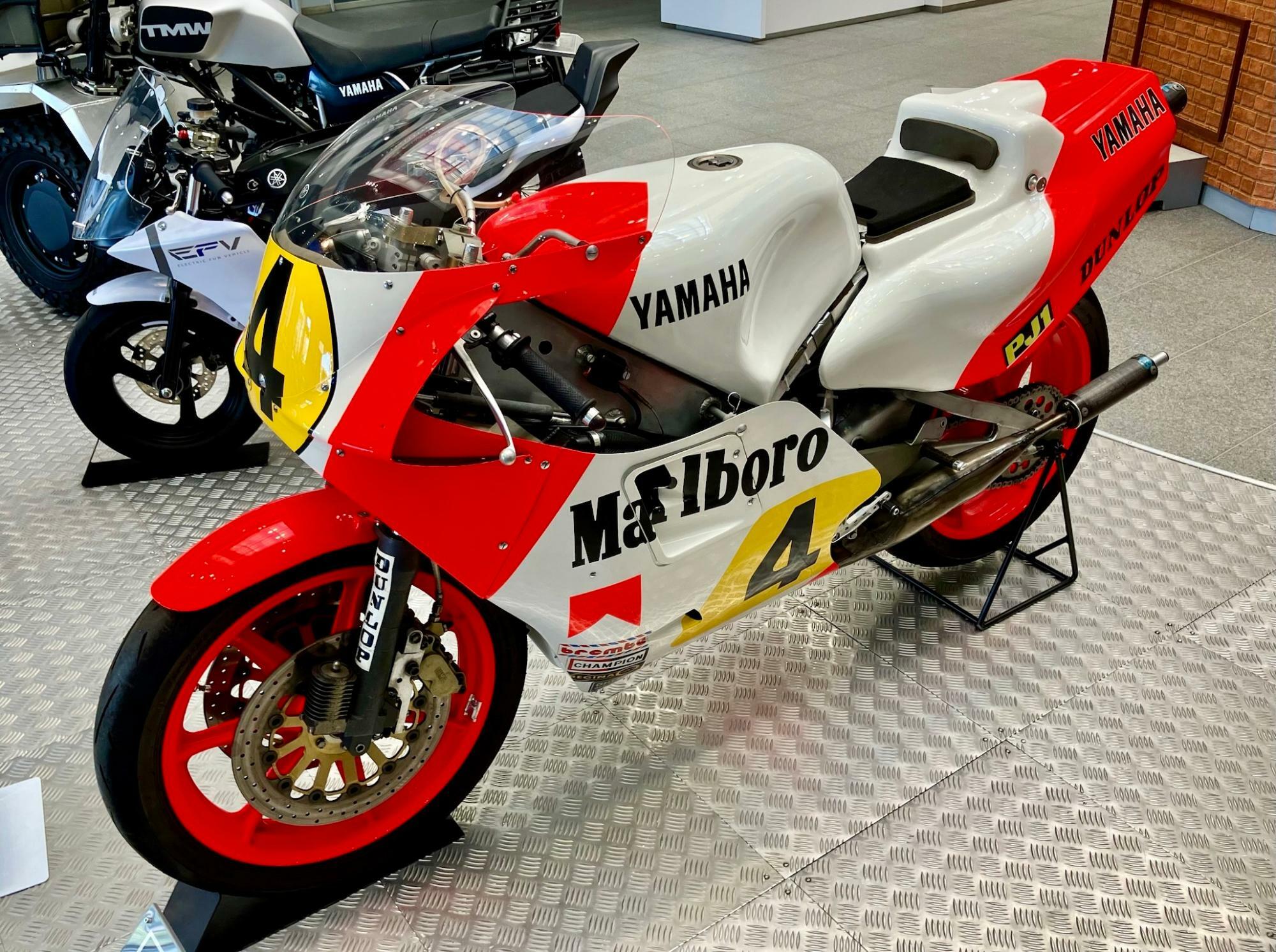 ▲WGP時代にヤマハが走らせていたワークスマシン・YZR500(画像は'84年の0W70型)