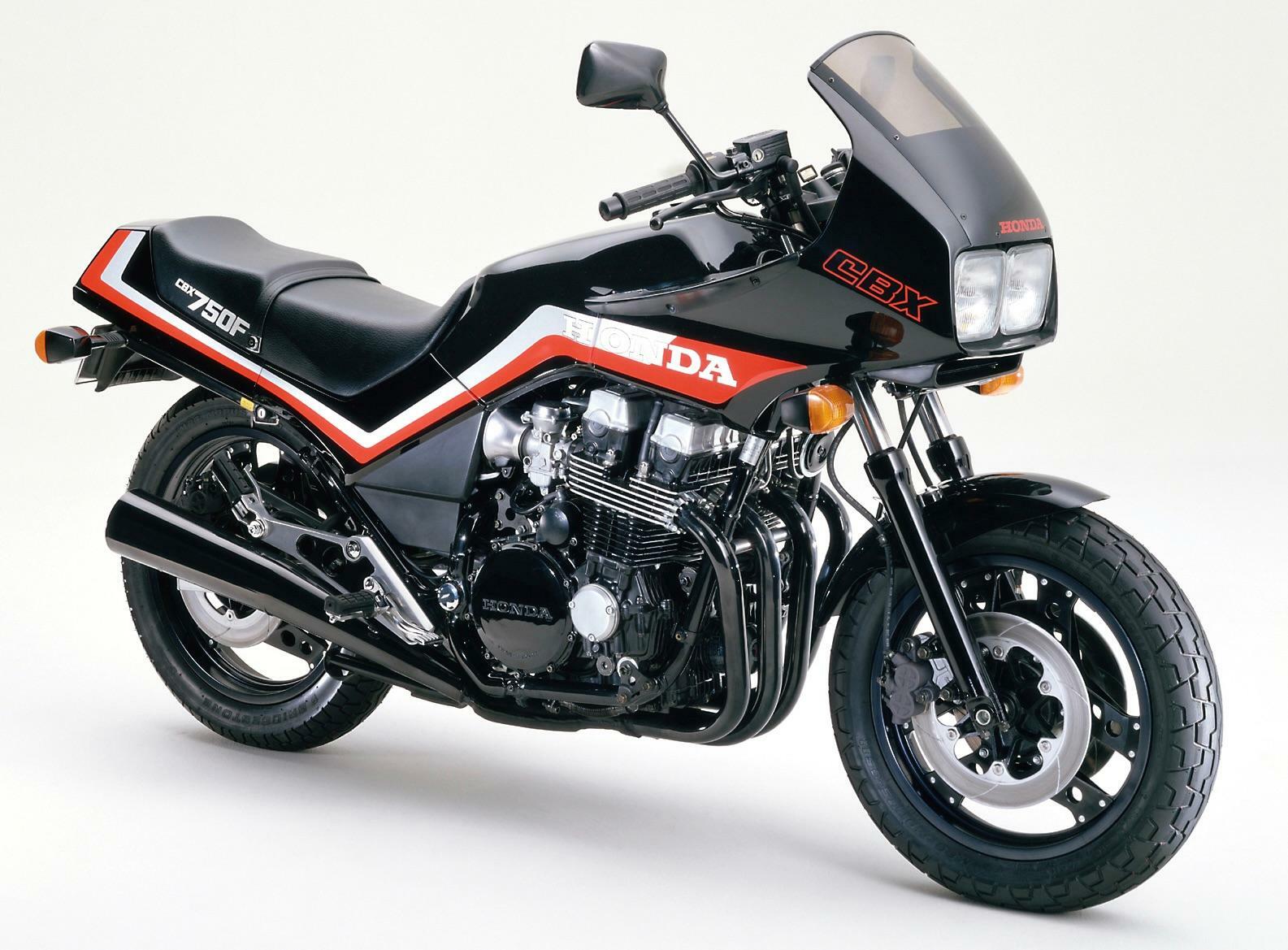 ▲1982年に国内向け市販車のカウル装着が解禁され、CBX750Fにも“トレンドの”カウルが備えられた