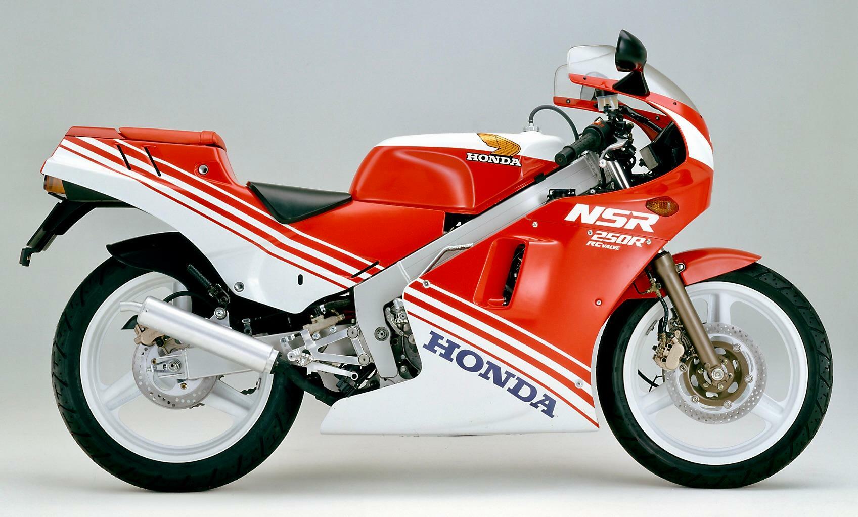 ▲1986年登場のホンダ・NSR250R。GPマシンさながらの作りで、世間を驚かせた