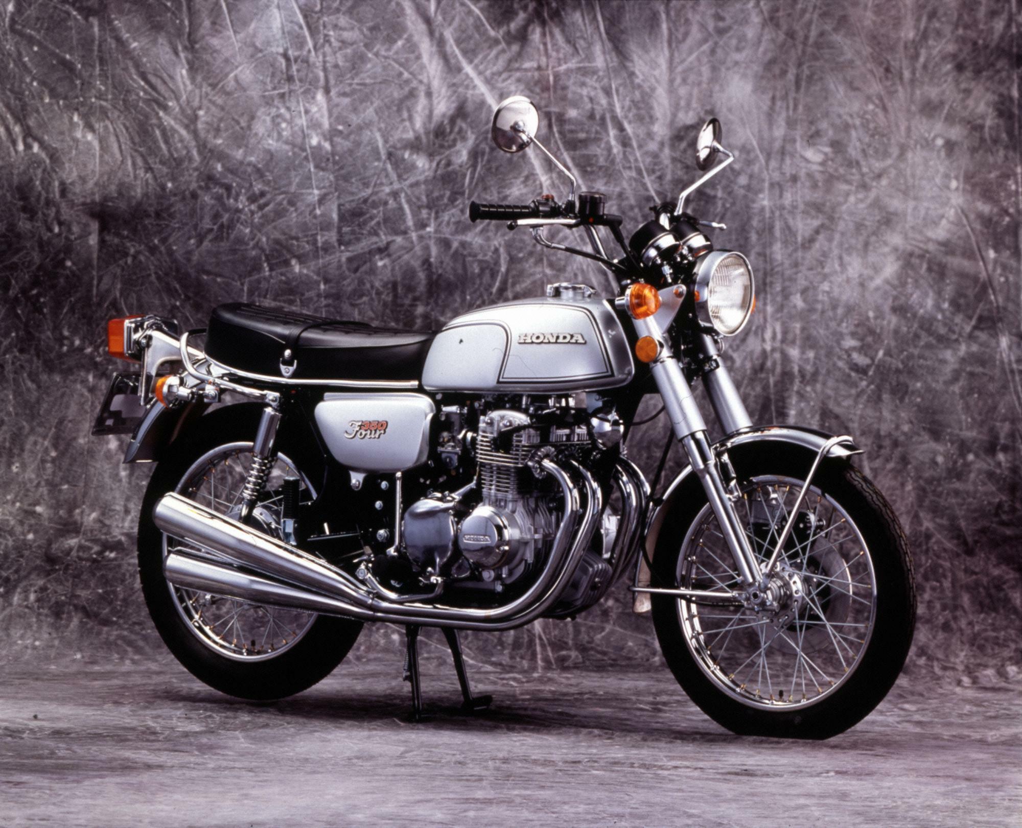 ▲こちらがCB350FOUR。CB750FOURの弟分として1972年に登場