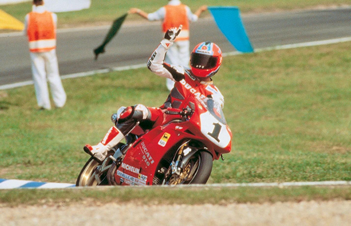 ▲’90年代、２気筒エンジンを搭載するドゥカティがWSBKで圧倒的な強さを見せていた