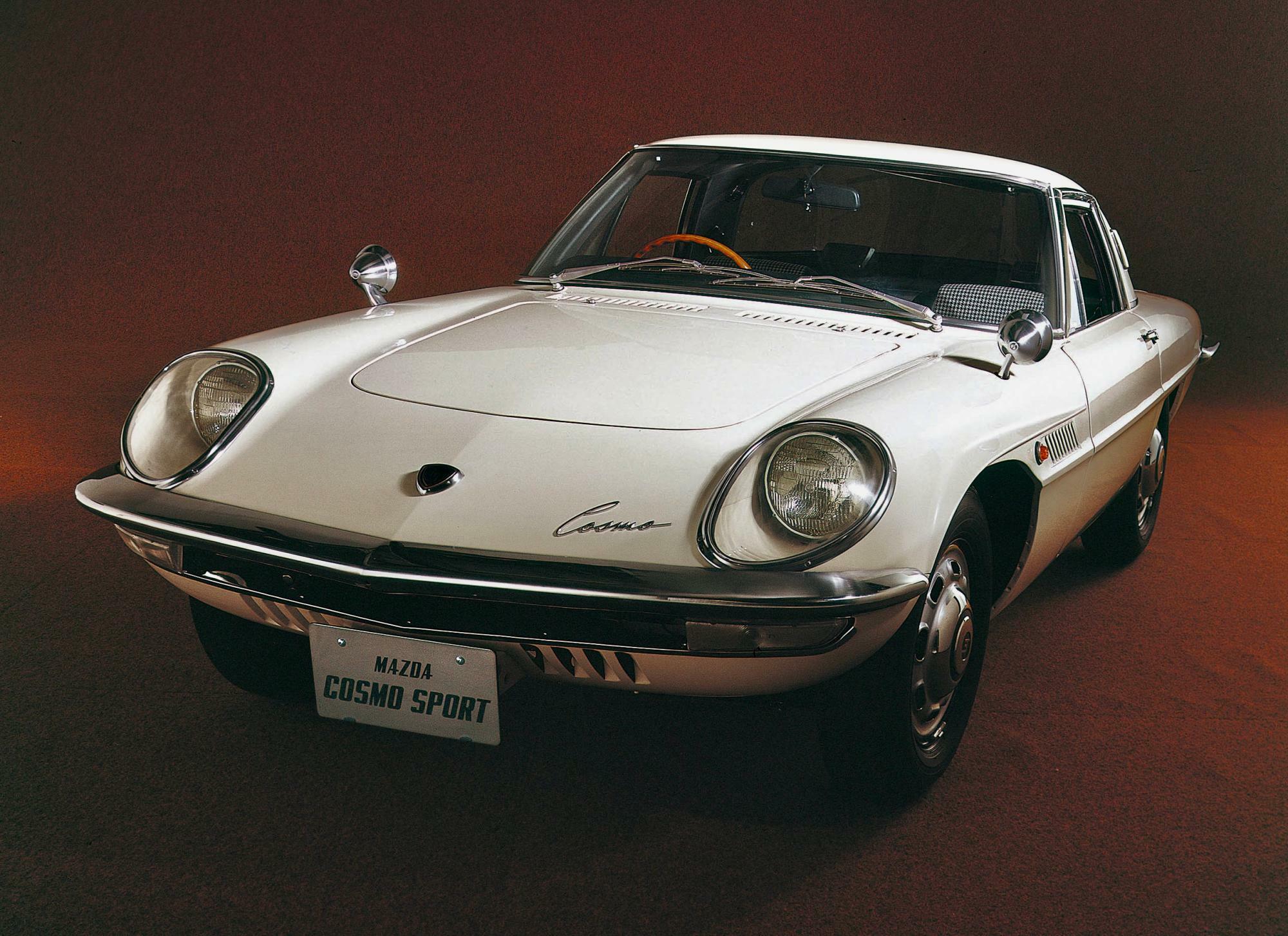 ▲マツダが1967年にリリースしたコスモスポーツ。市販量産車としては初のREを搭載したモデルだ