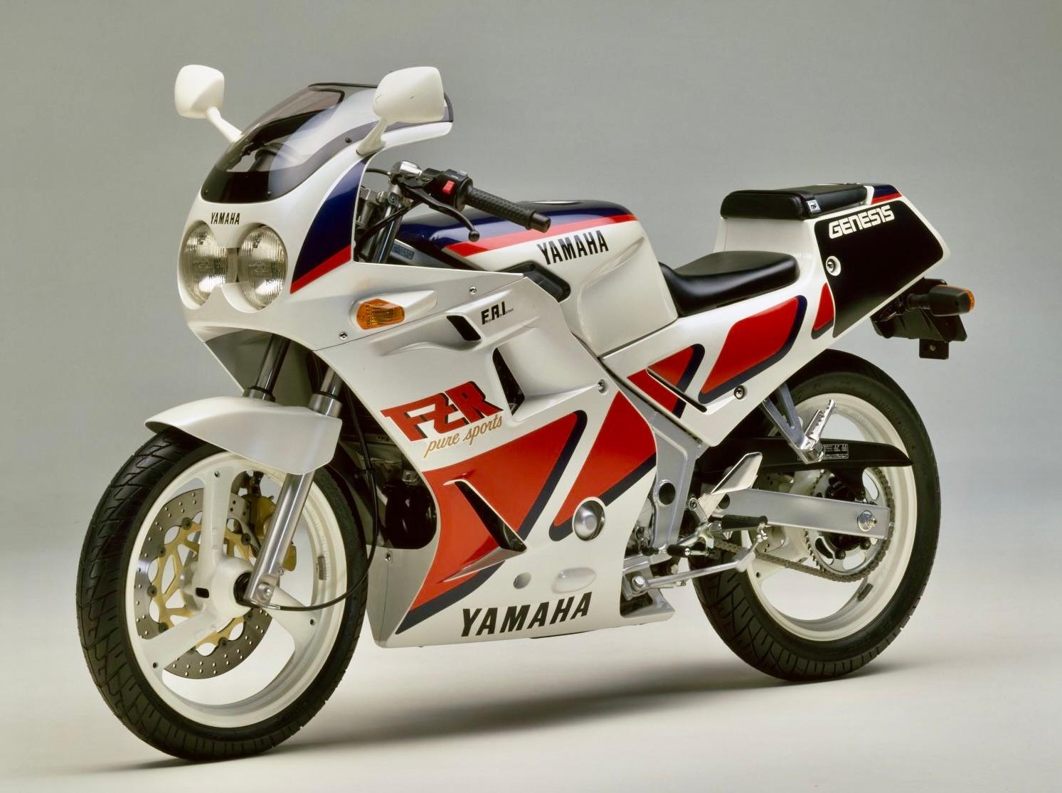 ▲レプリカスタイルをした４スト250ccの先駆となったヤマハ・FZR250