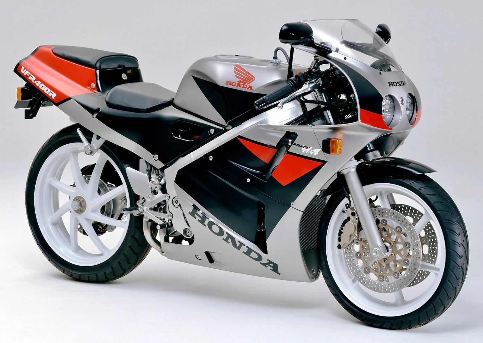 ▲1980年代、ホンダはV4開発に心血を注いだ。VFR400Rはその中から生まれた１台だ