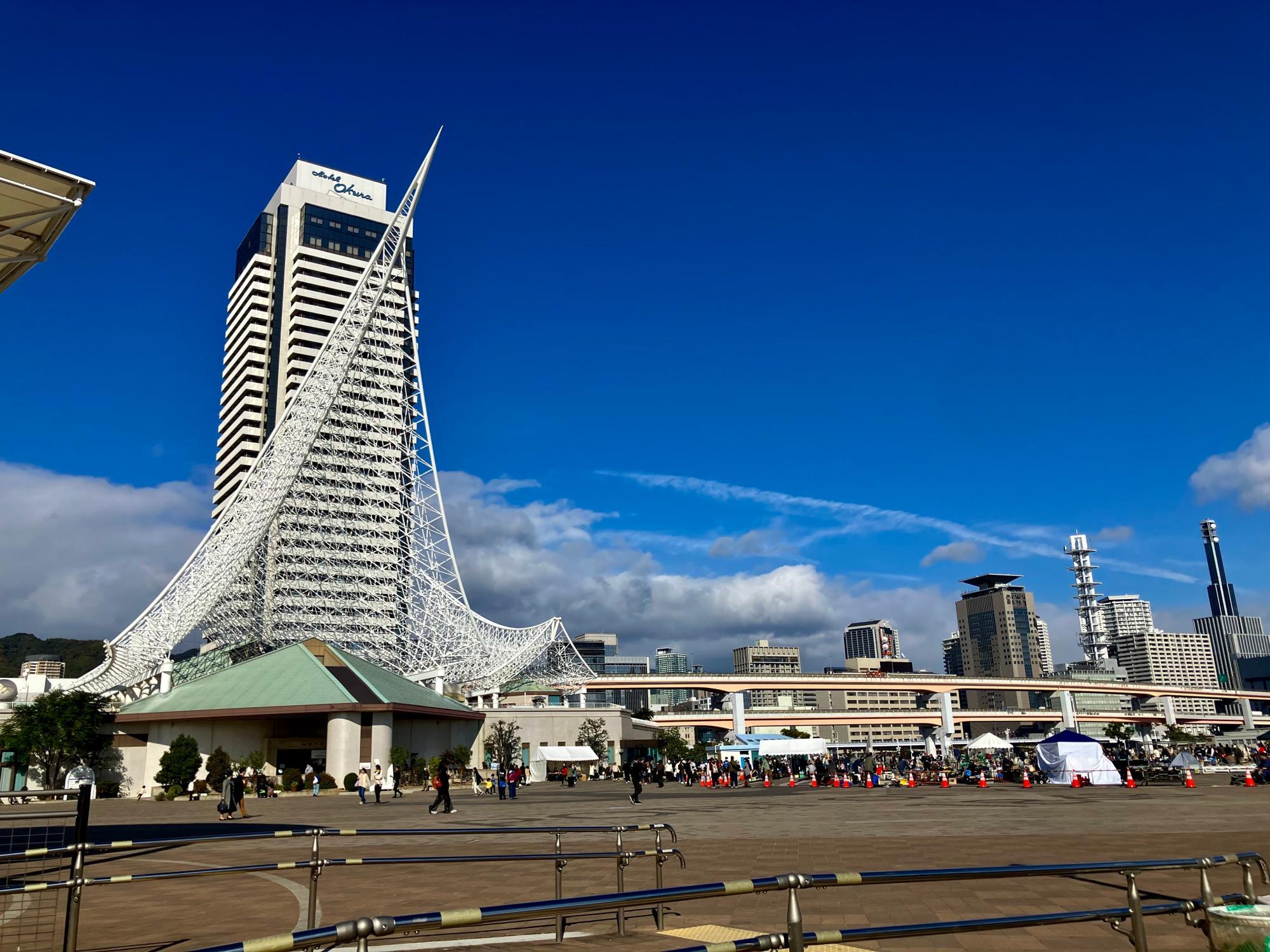 ▲海沿いの広場「メリケンパーク」の敷地内にあるカワサキワールド。緑色の屋根の建物がそれだ