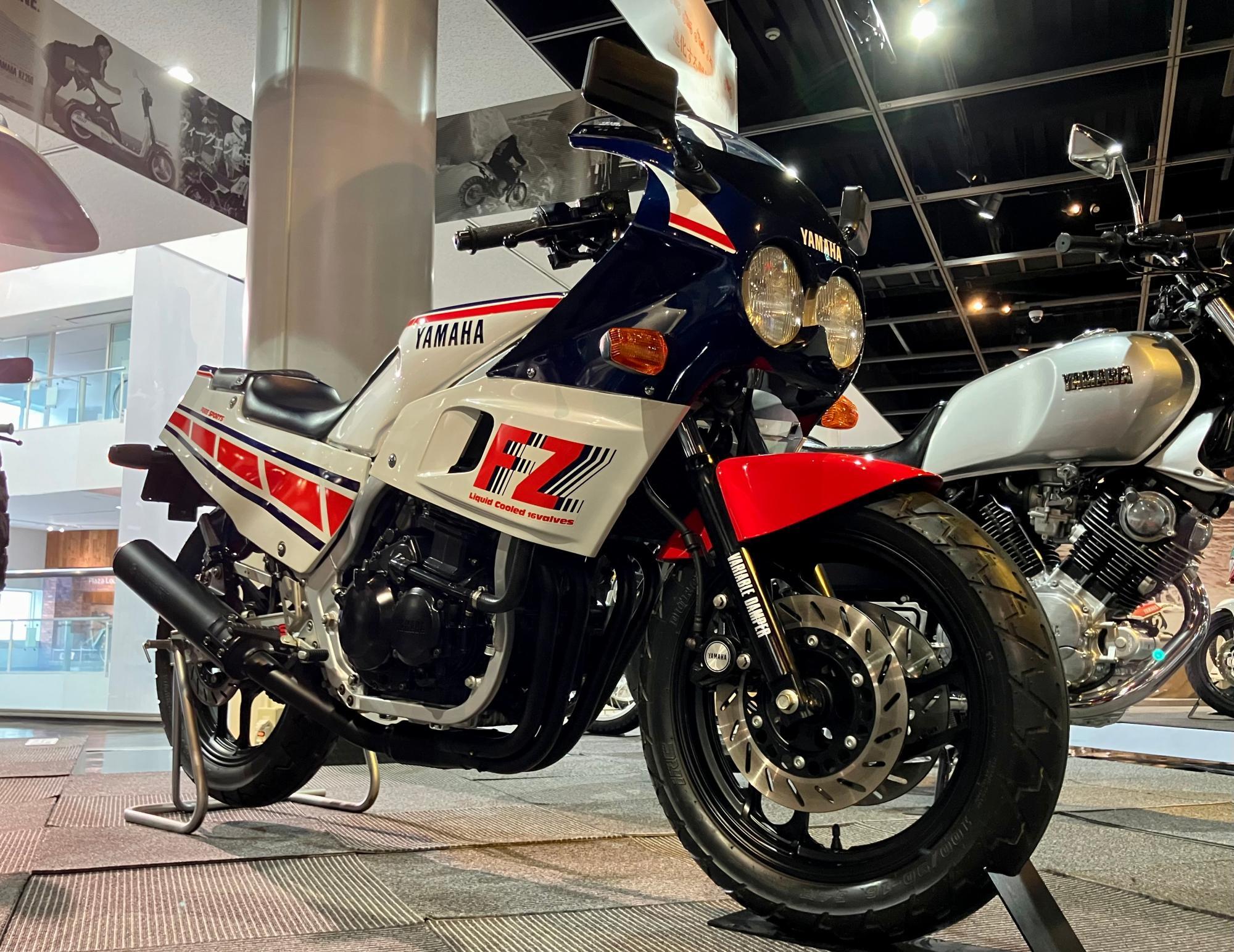 ▲FZR400のレプリカモデルとして作られたFZ400R