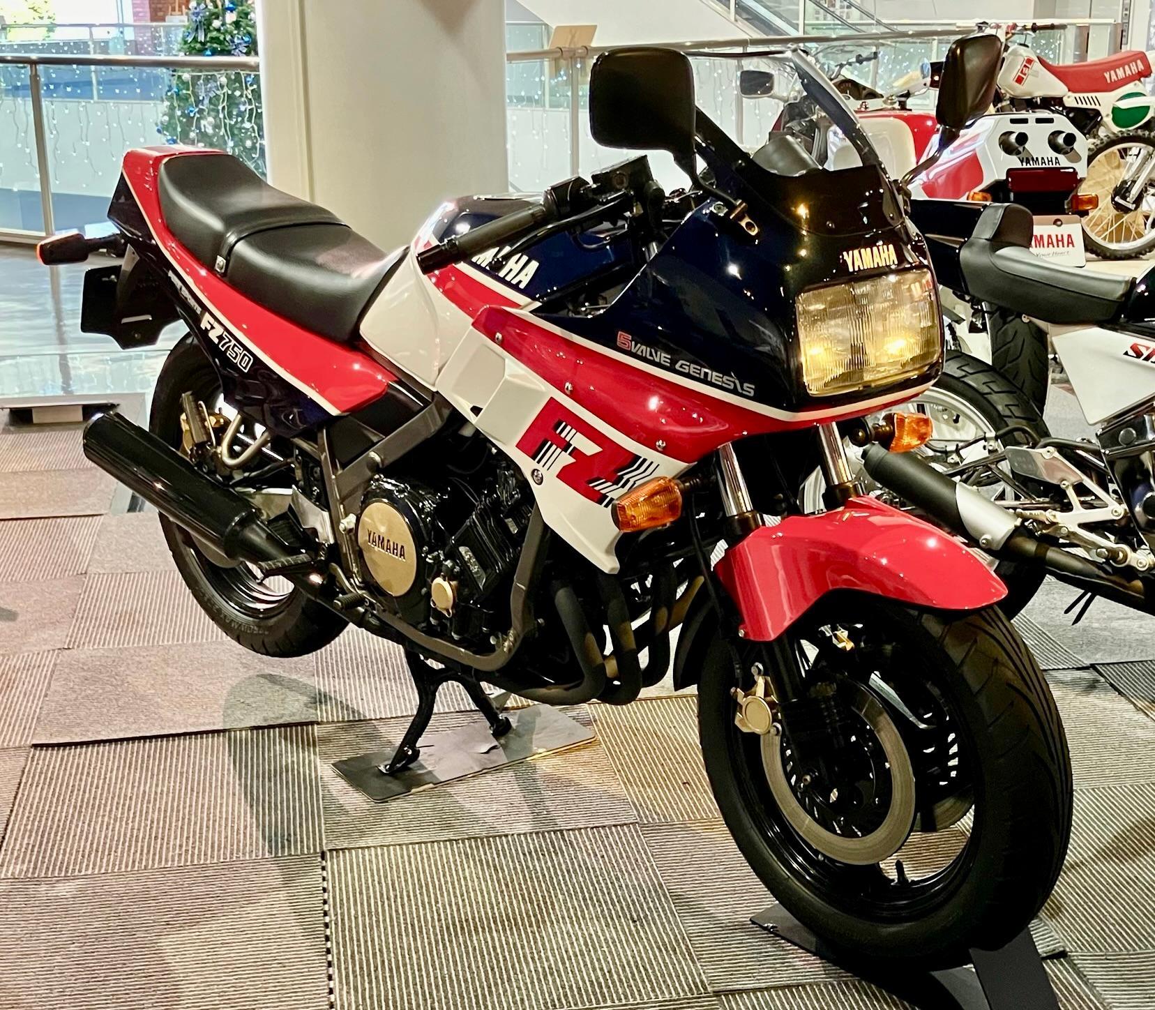 ▲市販のFZ750。４ストビッグバイクとしてはヤマハ初のピュアスポーツモデルと言えよう