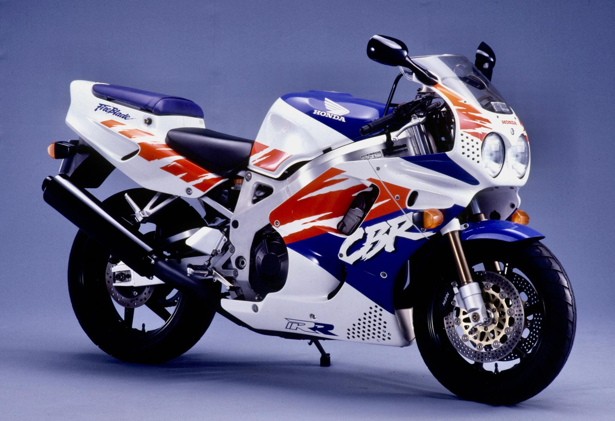 ▲1992年にデビューしたCBR900RR。「軽快に走れる大型バイク」をテーマに、運動性能が徹底追求されていた