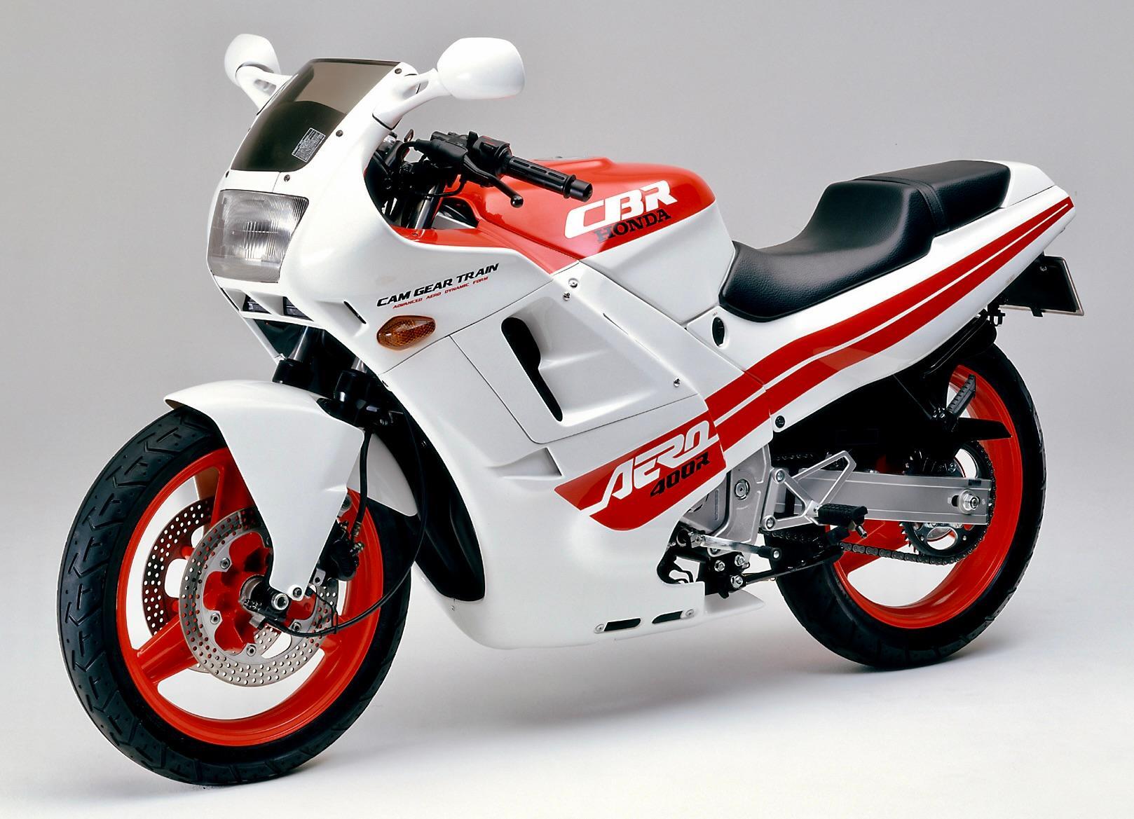 ▲’86年、水冷直４ユニットを載せたCBR400Rがデビュー。高性能だったが「レプリカ」ではなかった