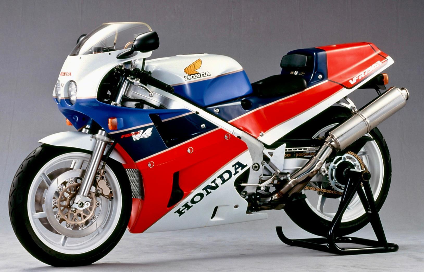 ▲’80年代のホンダを象徴する“FORCE V4”の集大成とも言える存在がこのVFR750Rだ