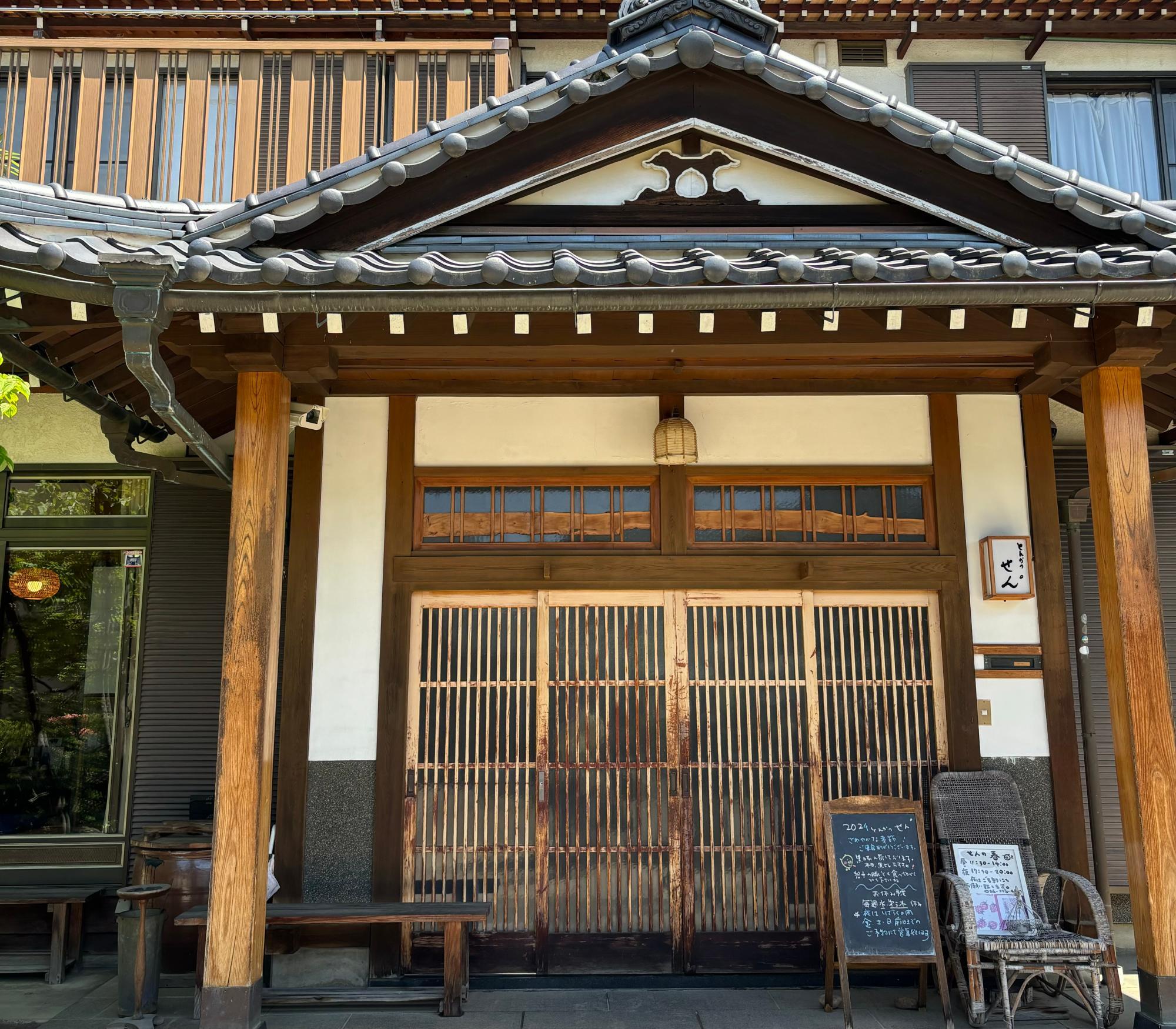 住宅街の一見民家に見える建物。