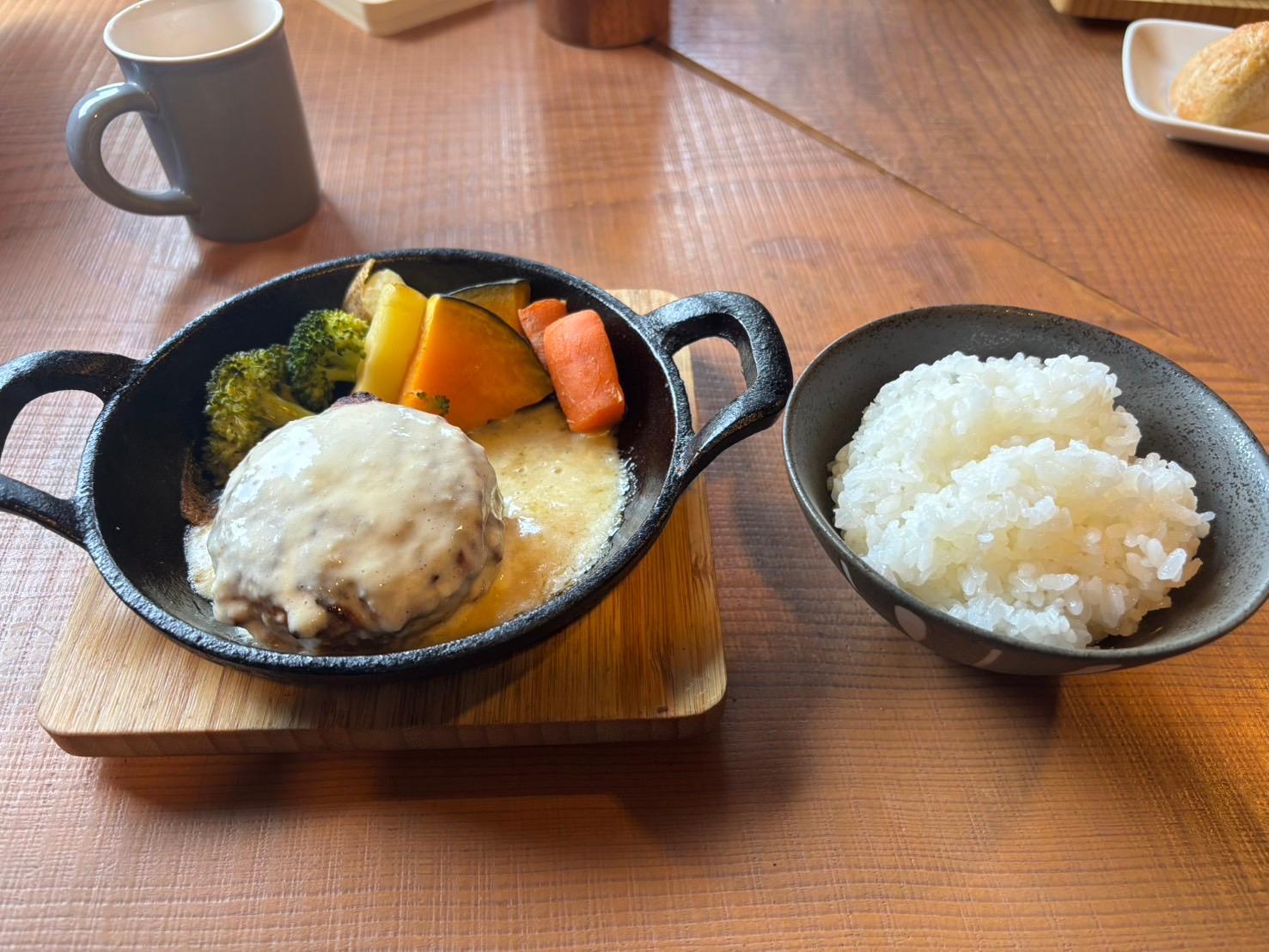 ハンバーグはレギュラーサイズ、プラス（250円）