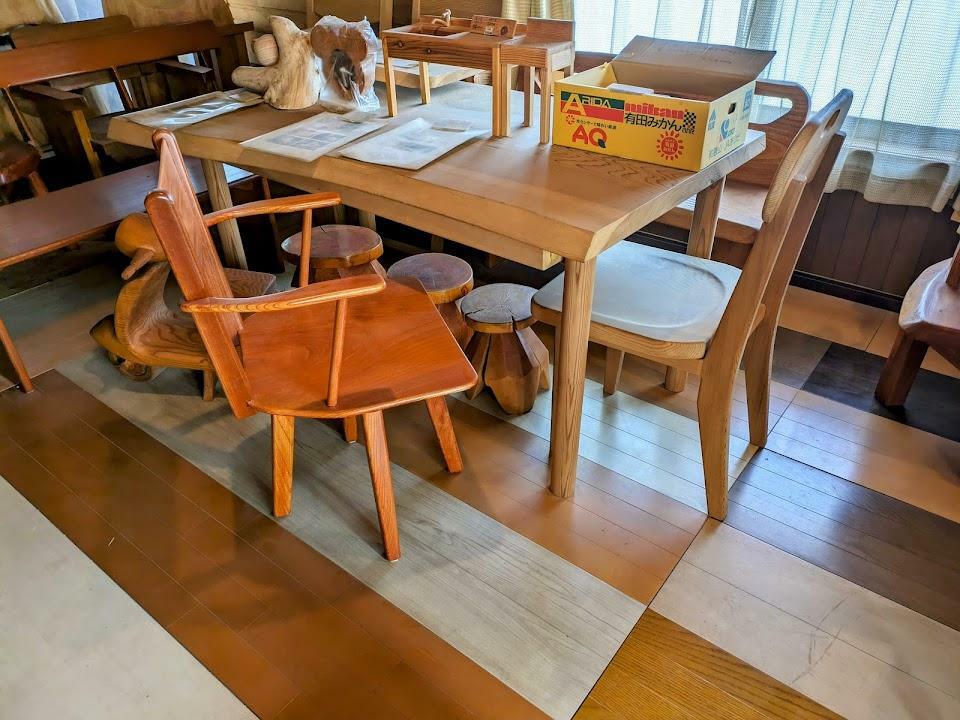 テーブルや椅子