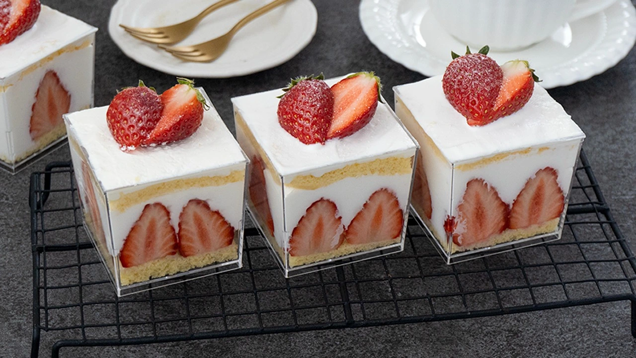 重ねるだけで簡単!レンジで作れる「いちごのカップショート