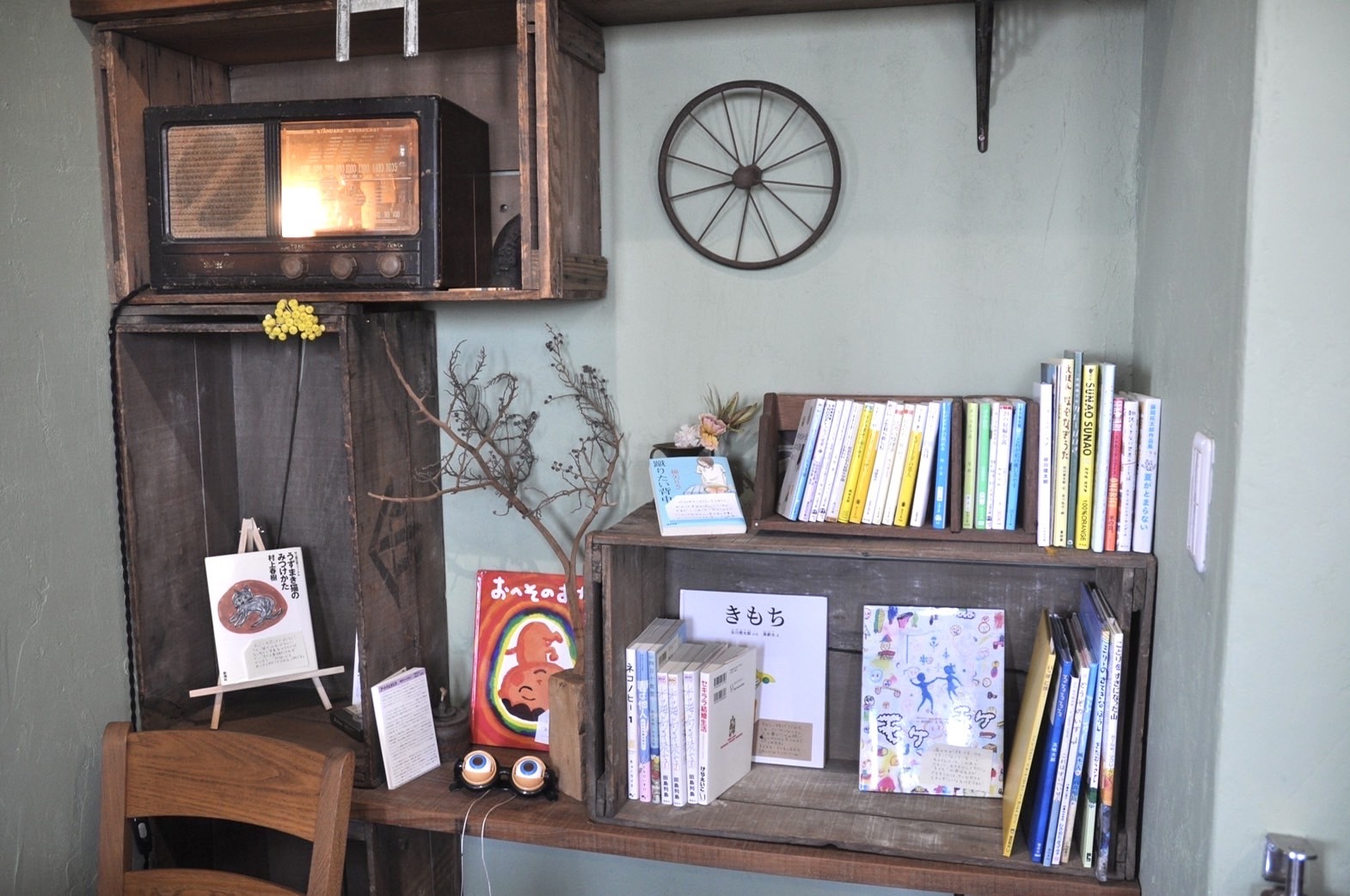店内には春日井市の「古本屋かえりみち」が手がける書籍販売コーナーも。