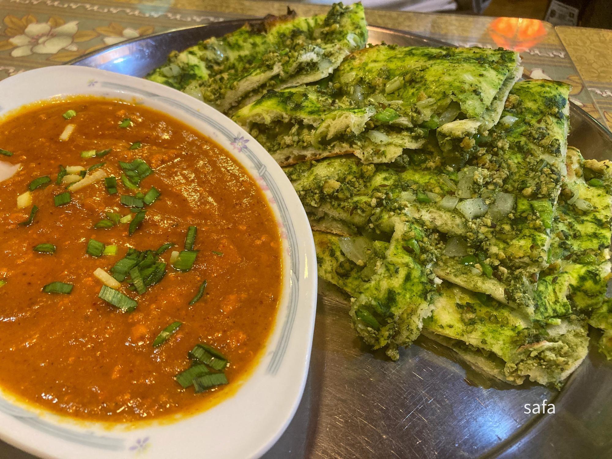 カレーも+200円で単品メニューからオーダーできる。ひき肉とほうれん草のナン。