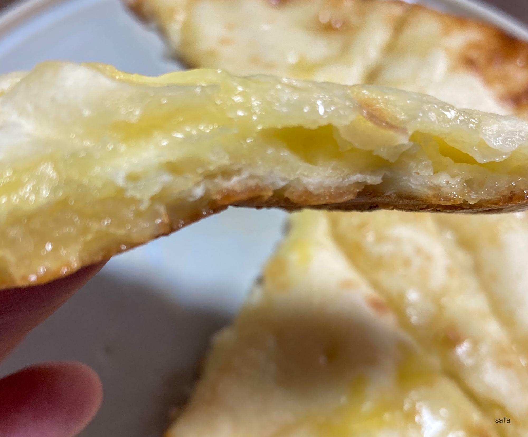 しおっけのあるたっぷりチーズのナン。蜂蜜の甘さで、とまらない。