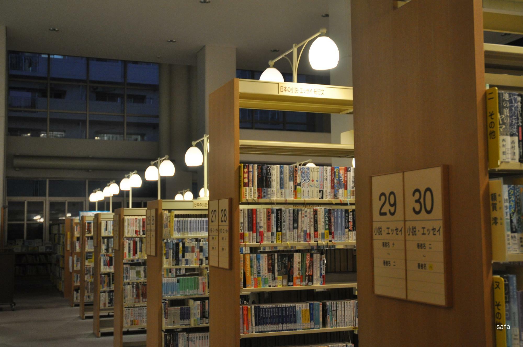 まあるいライトは中川図書館の特徴のひとつ