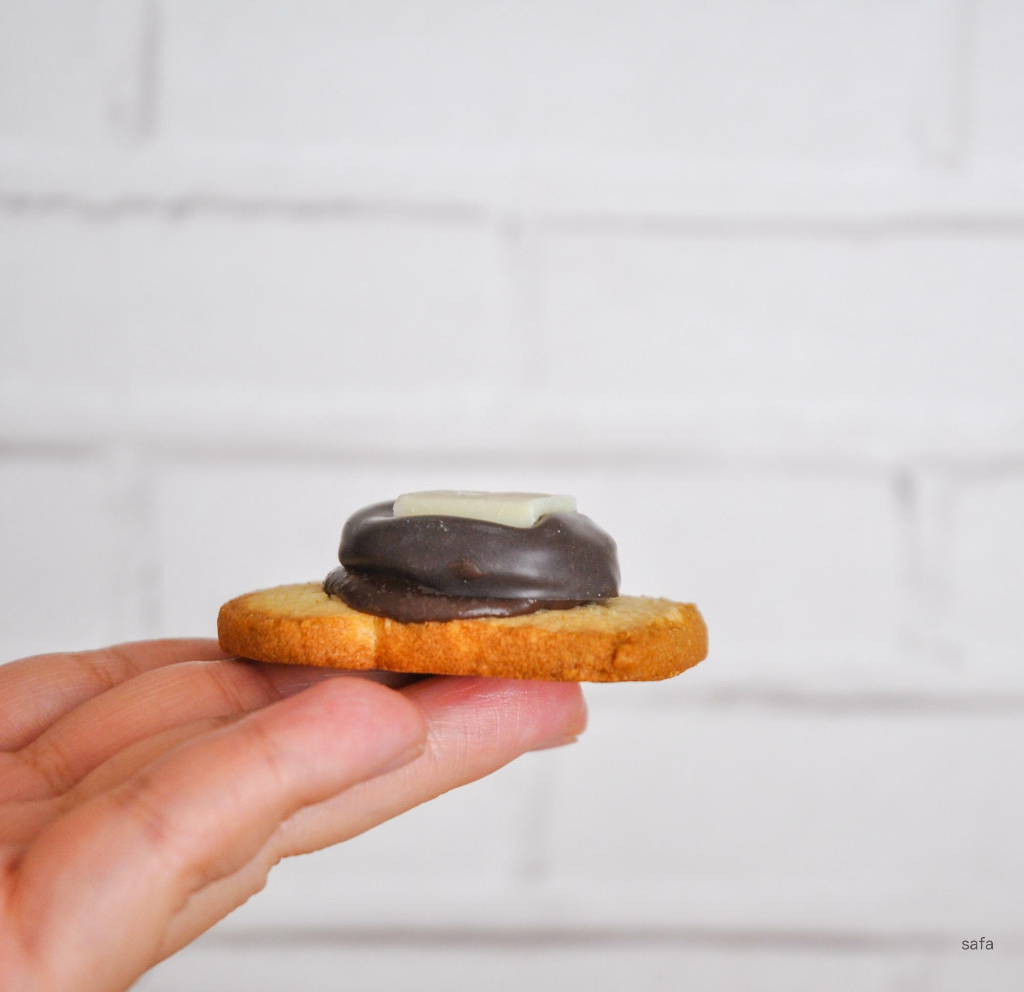 サブレがしっかりとしているので、意外にも食べやすいです。