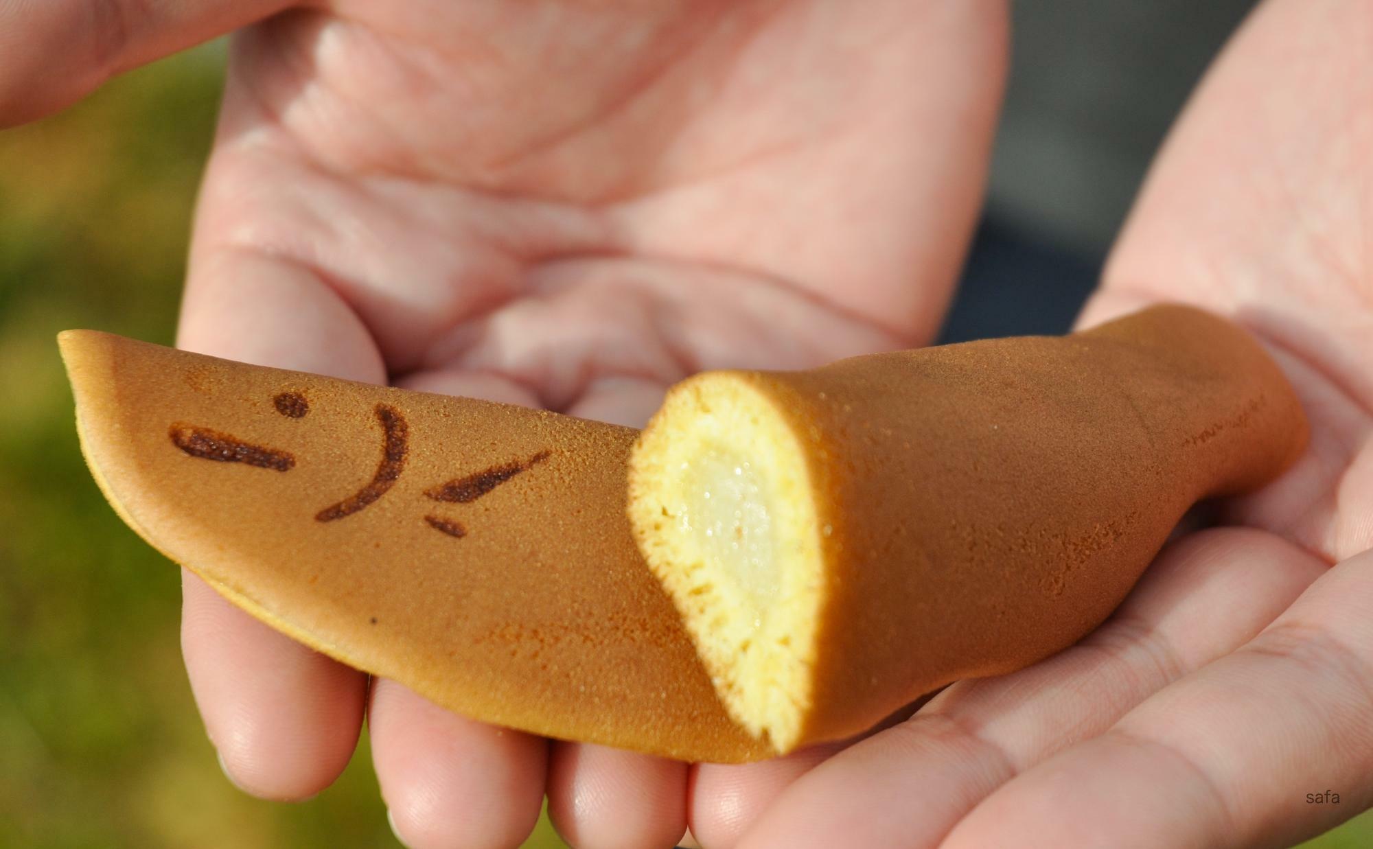 岐阜ではいろいろなお菓子屋さんが販売している鮎の形のお菓子。「早瀬鮎」はもっちり求肥が入っているのが特徴です。