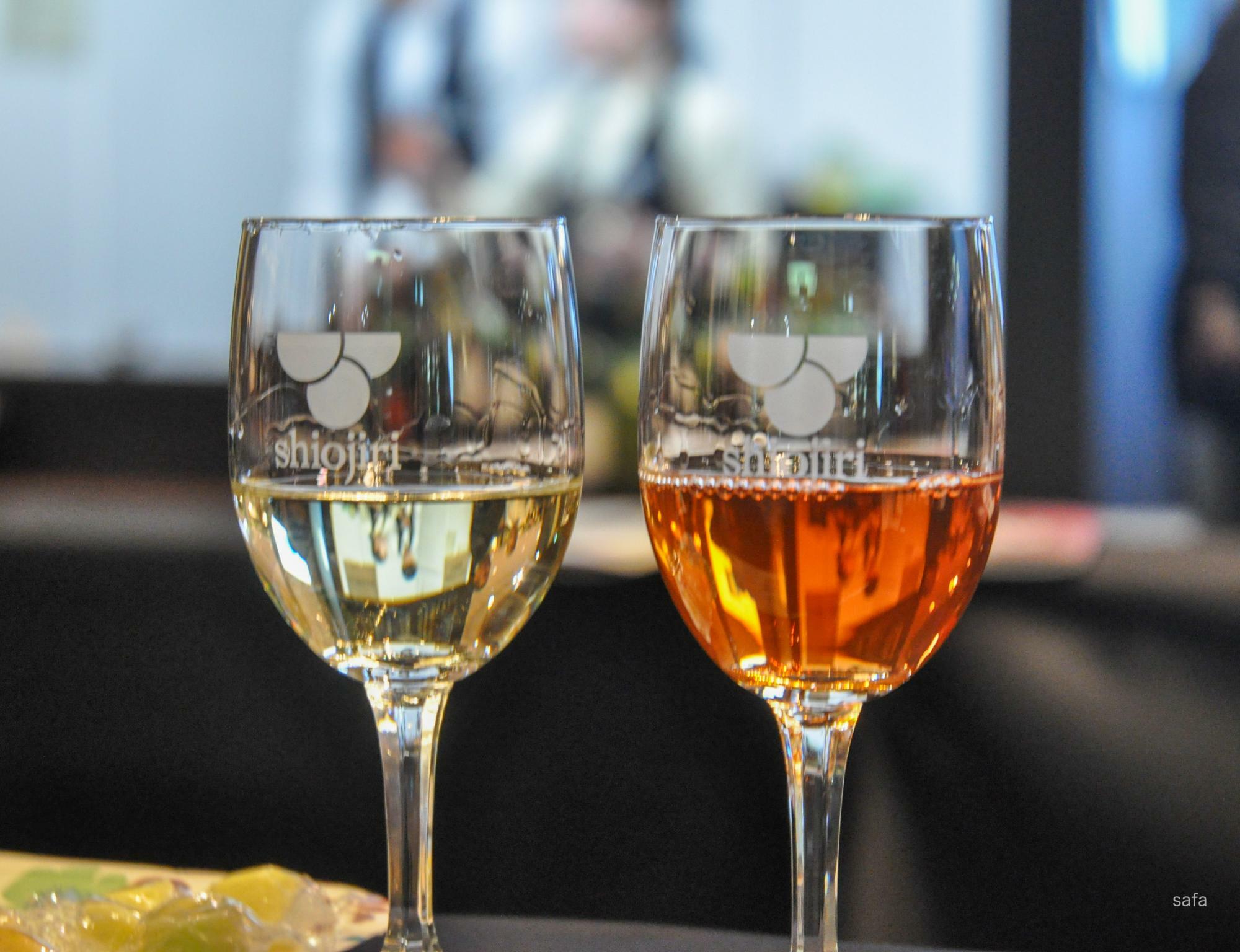 オレンジワイン（右）。信州桔梗が原を渡る薫風を思わせる仕上がり。ピノ・グリ・ヴァン・ド・プレセ（ドメーヌ・スリエ）。