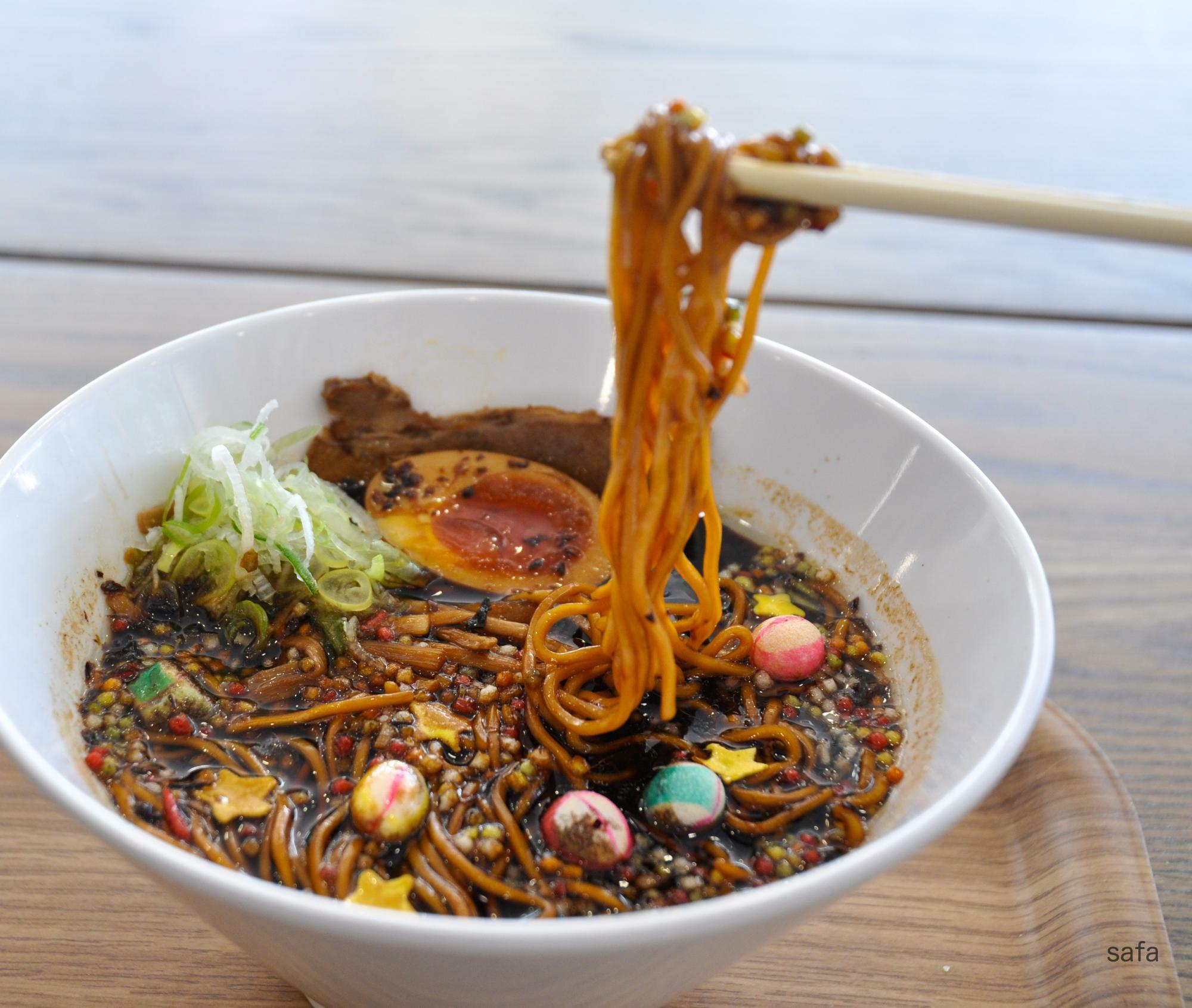 麺を持ち上げると、星団がくっついてくるのが可愛い