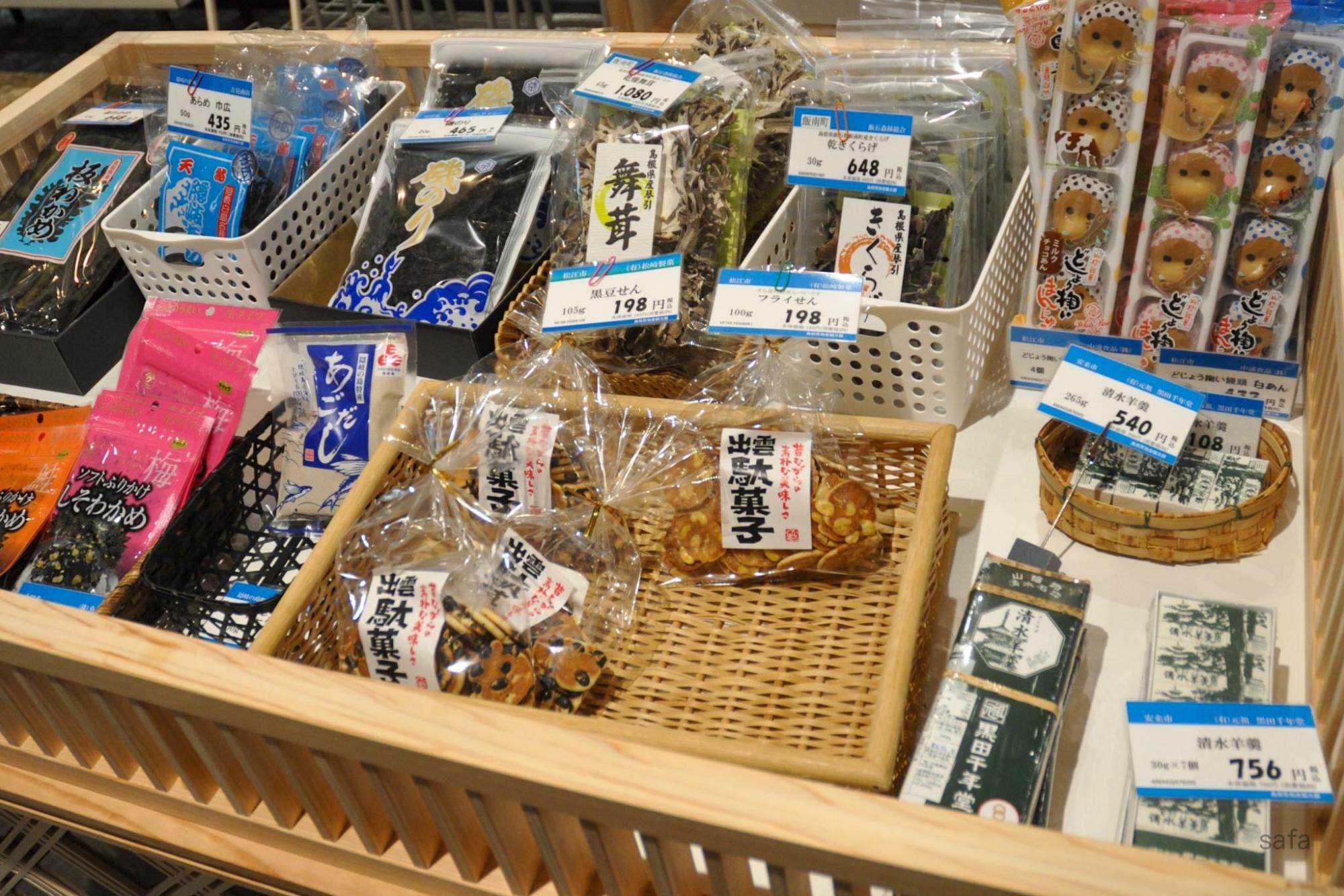 販売台が2台設置されています。海産物やお菓子、出雲そば、調味料などなど。物販は東海島根県人会の事業です。