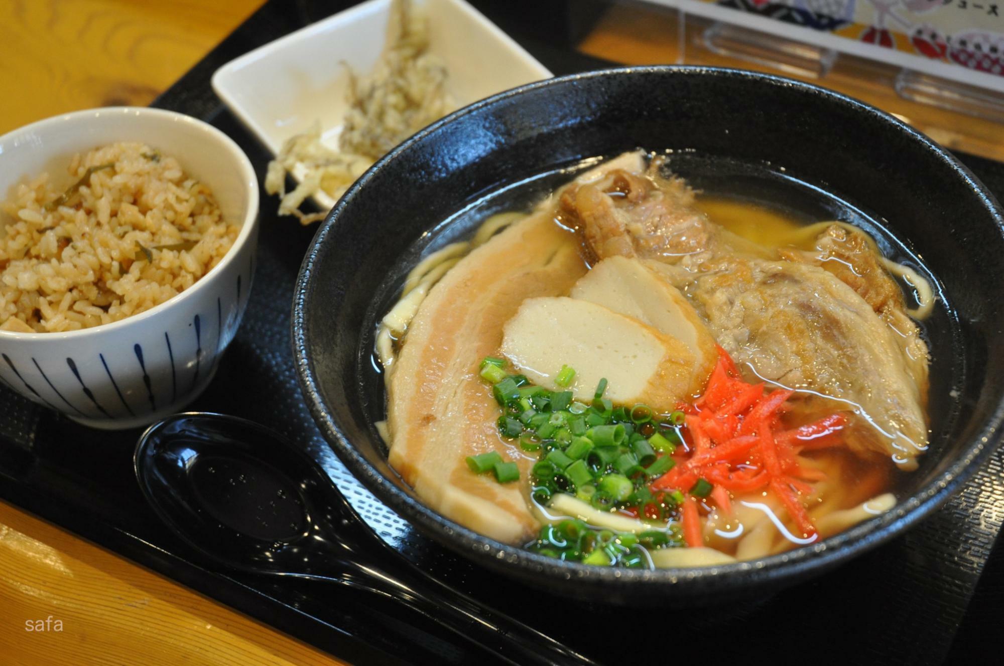 真心そば（1,000円）はライスと小鉢つき。ライスはプラス50円でジューシー（炊き込みご飯）に変更できる。この日の小鉢はもずくの天ぷら。プルプルで面白い食感。