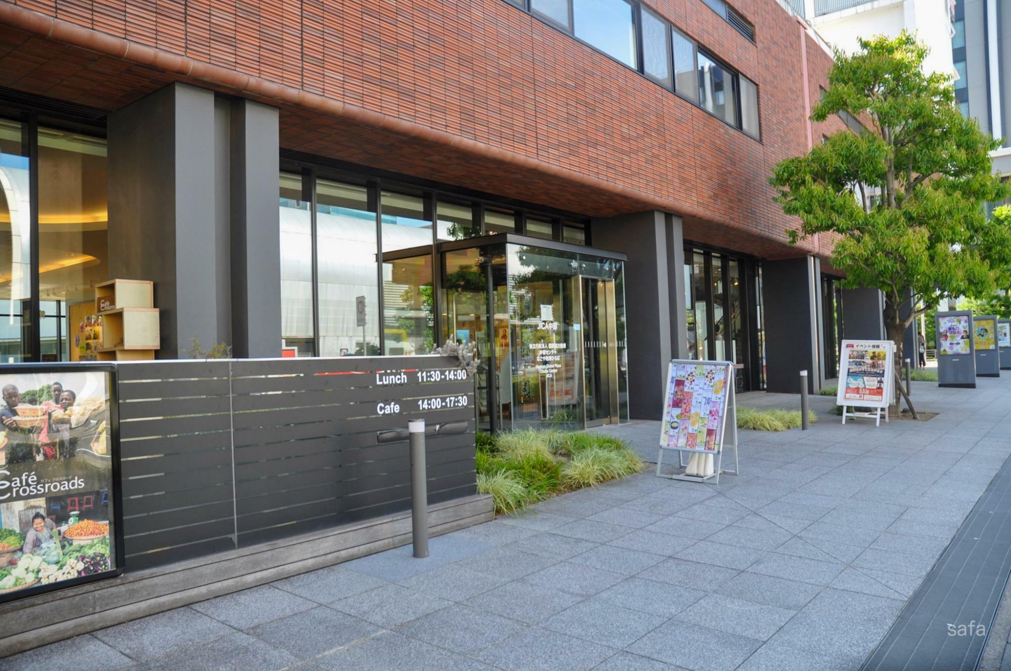 JICA中部「なごや地球ひろば」。入場無料なので電車やバスの待ち時間にどうぞ。Zepp Nagoyaの道向かいにあるので開場までの待ち時間にもおすすめ。世界の衣装体験コーナーもありますよ。