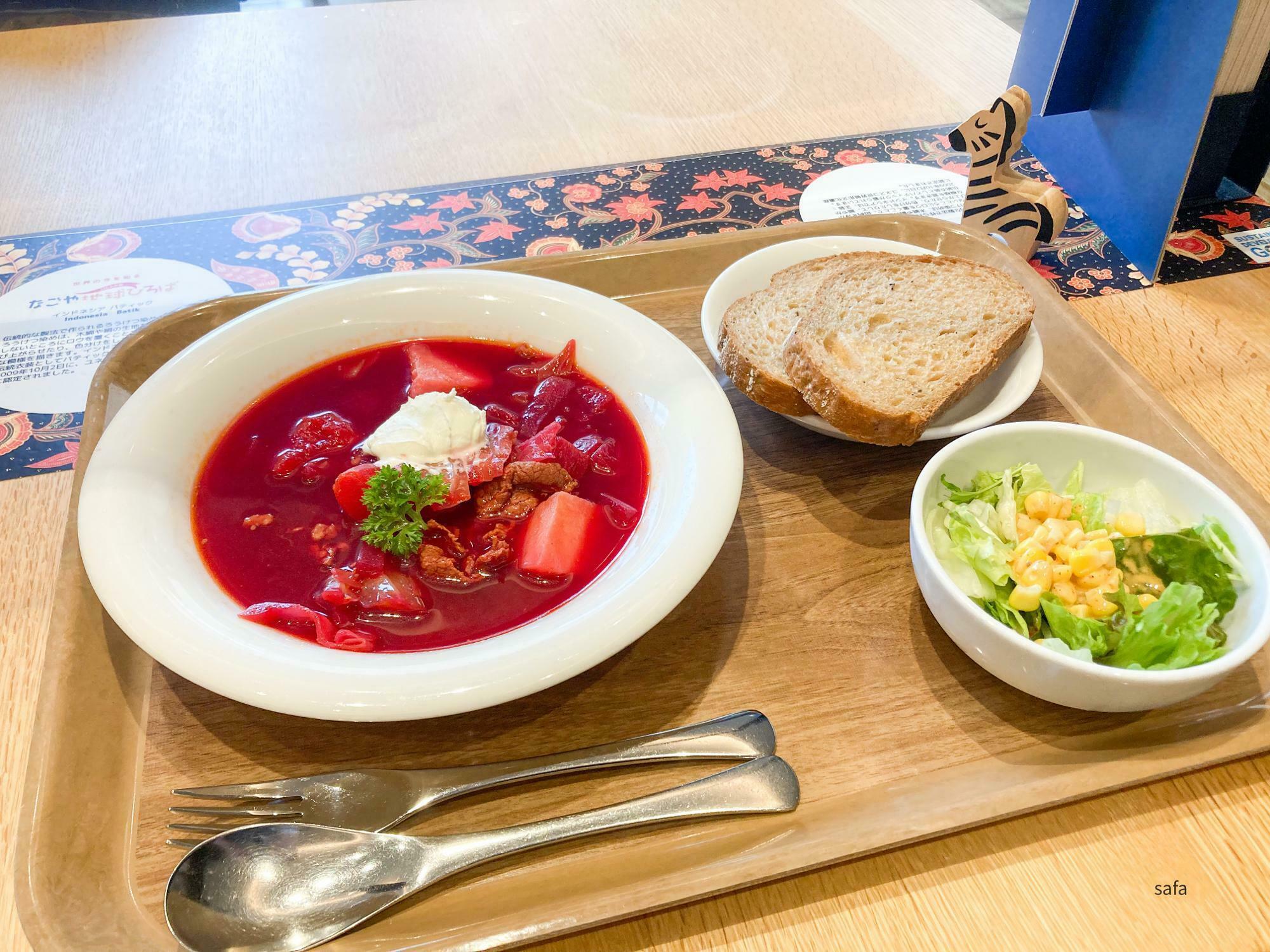 以前、施設内のカフェ クロスロードにて提供されていたウクライナ料理「ボルシチ～ウクライナ風牛肉とビーツの煮込み～」はウクライナ大使館の方のお墨付き。その日の提供メニューは公式サイトで確認できます。