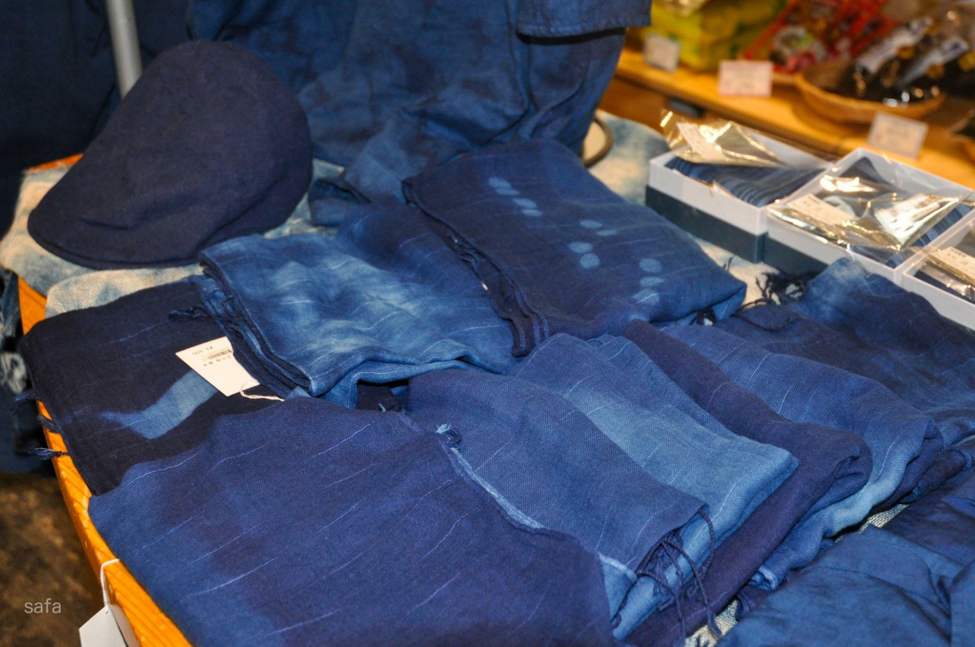 色とりどりのストール（3,800円）。藍は虫や蛇を寄せ付けないといわれていて、古くから外での仕事着として使われてきました。