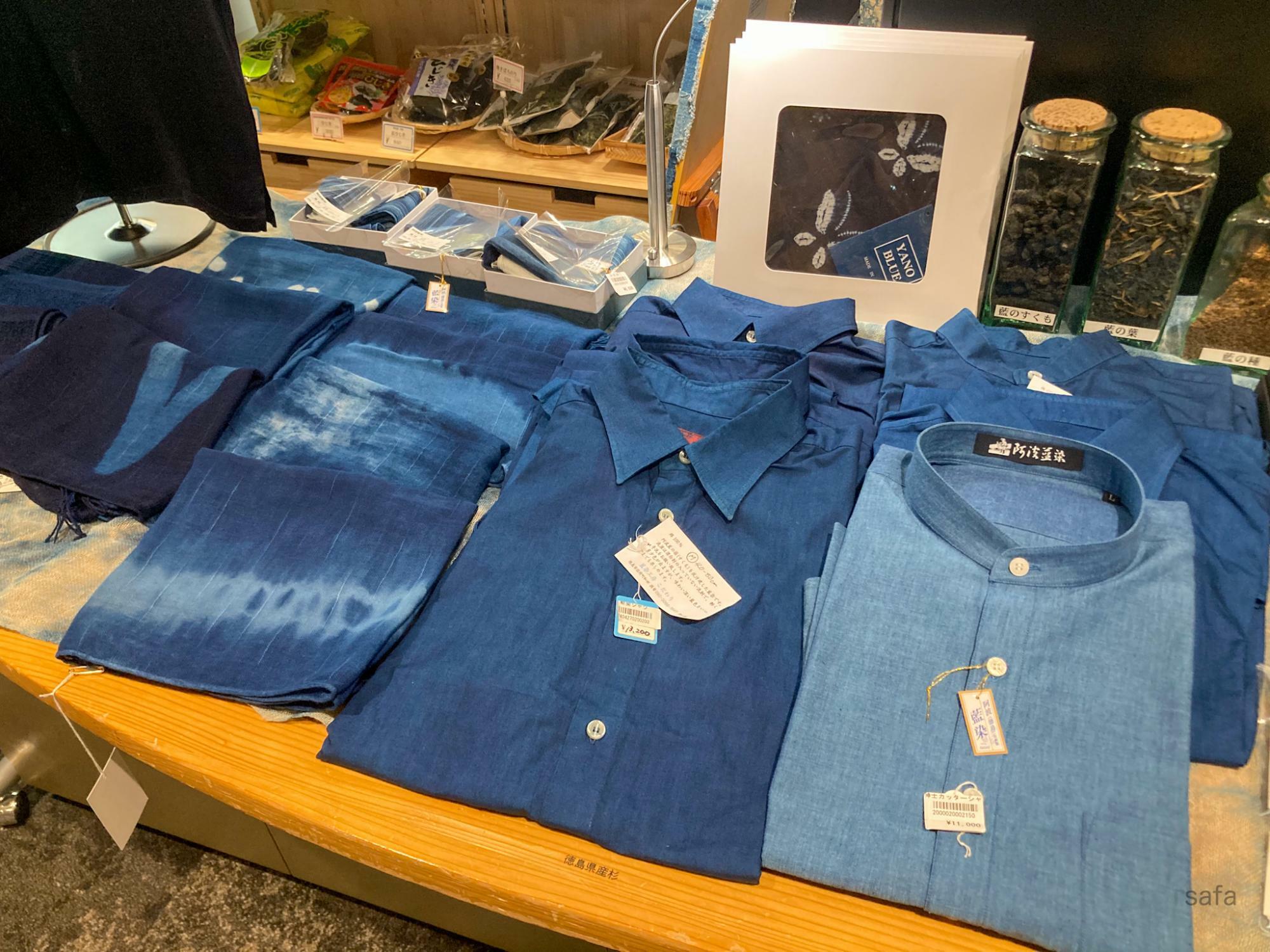 藍染めは、色の美しさと柄の楽しさが魅力。滲み模様を生み出す「絞り染め」の技法は100種類以上とも。写真のシャツは、左から13,200円、11,000円。父の日の贈り物にいかがでしょう。