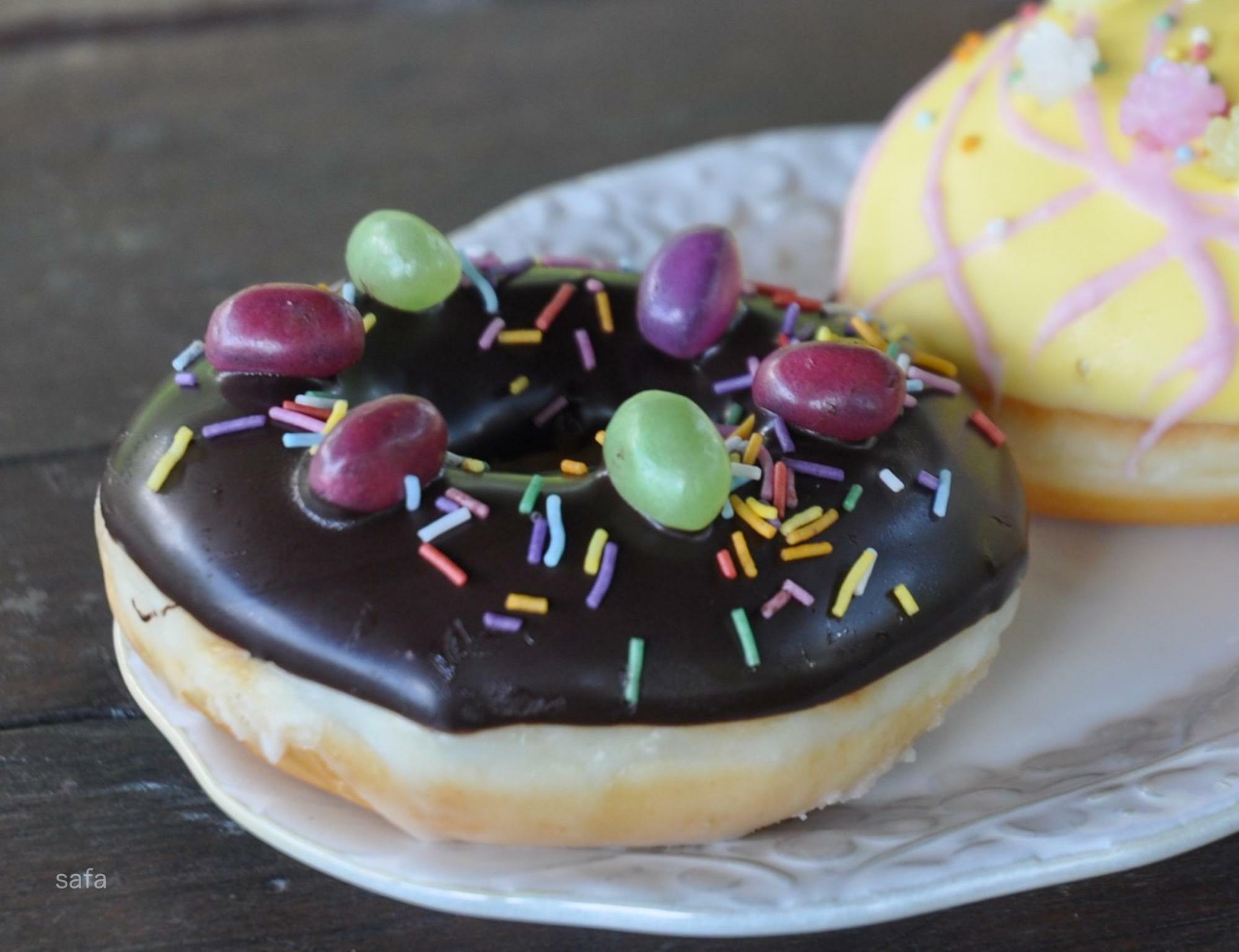 生地の中には、ビターなチョコクリーム入り。