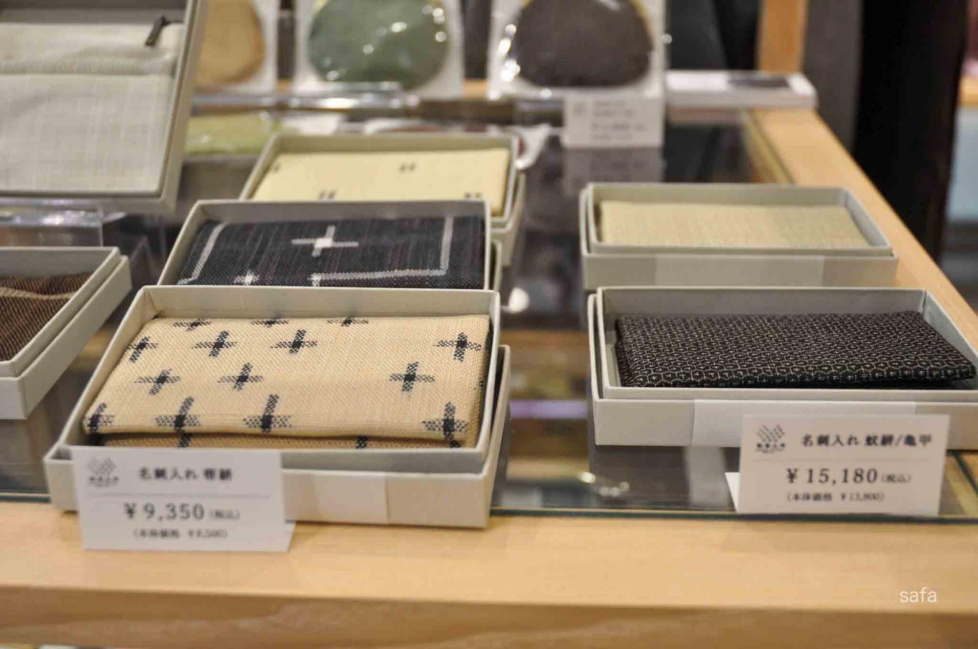 いろいろな柄がある名刺入れ。耳飾りは3,000円台～。コサージュやブローチ、ストールなども。麻のストールは、夏は涼しく冬は暖かく。1年中使えます。薄いのでかさばらなくて良いですね。