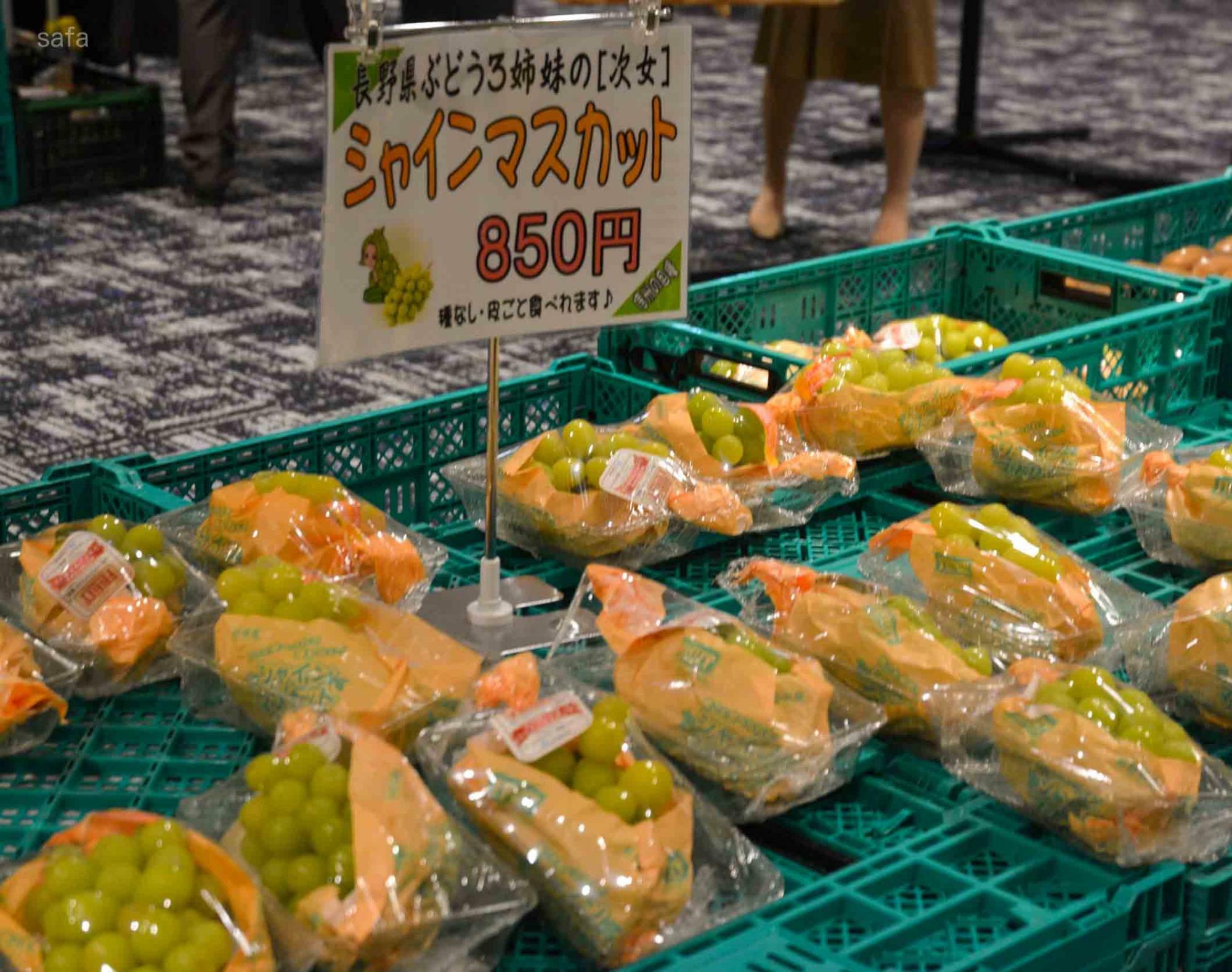 閉店の16時ギリギリでも大盛況。酸味が印象的な「なかののきらめき」はすでに売り切れ？気になる方はお早めに。