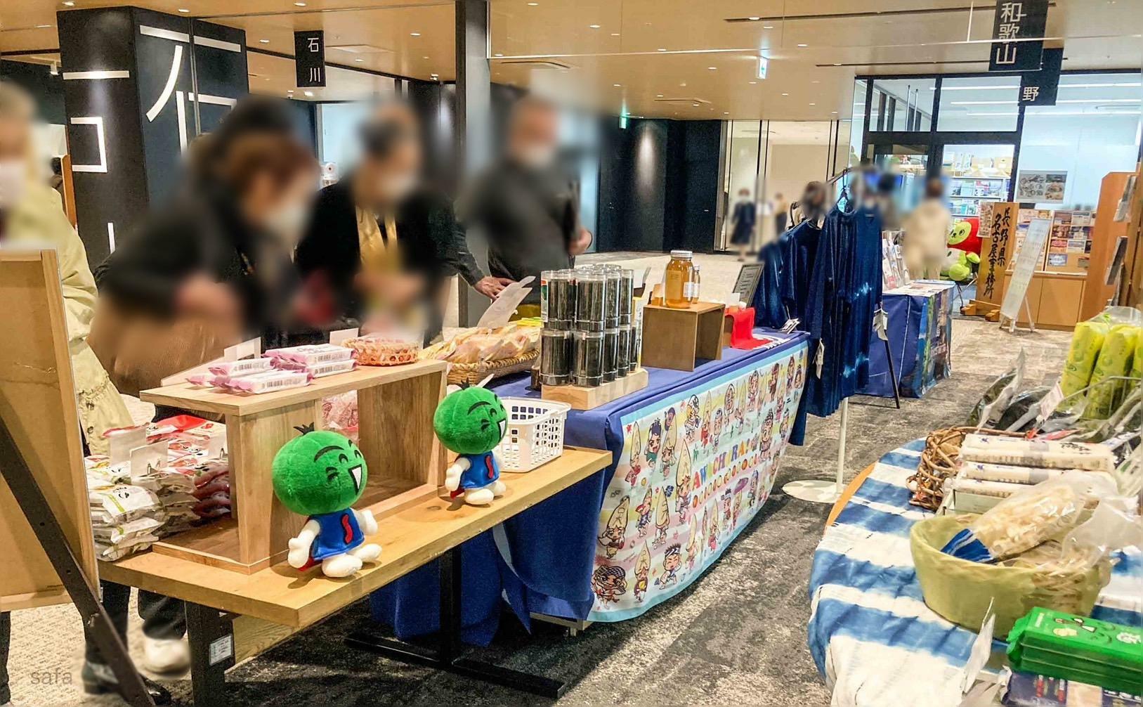 中日ビル5階の徳島県名古屋物産センター。徳島の物産品のほか、県内外でのイベント情報もゲットできる。壁面に飾られた見事な阿波藍は必見！