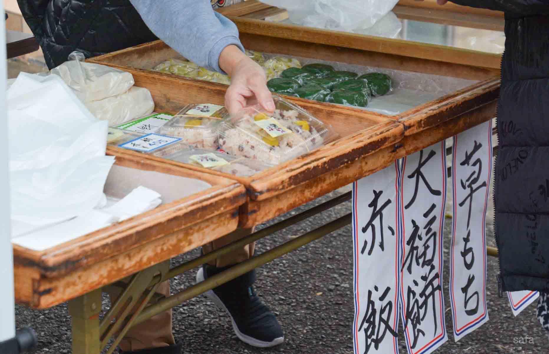 地元の和菓子屋さんも大人気であっという間に完売。四角いお餅も売っていました。