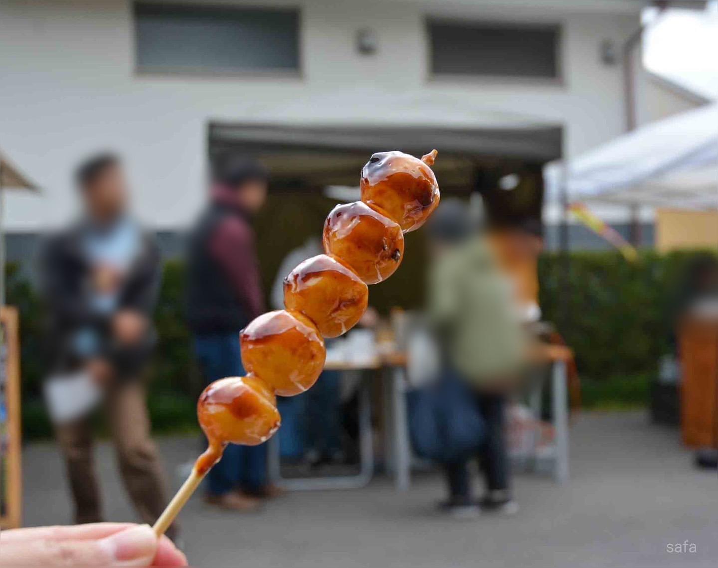 出店しているお灸屋さんで、火を使わないお灸をすえてもらいました。じんわり温まりながら団子を食す。