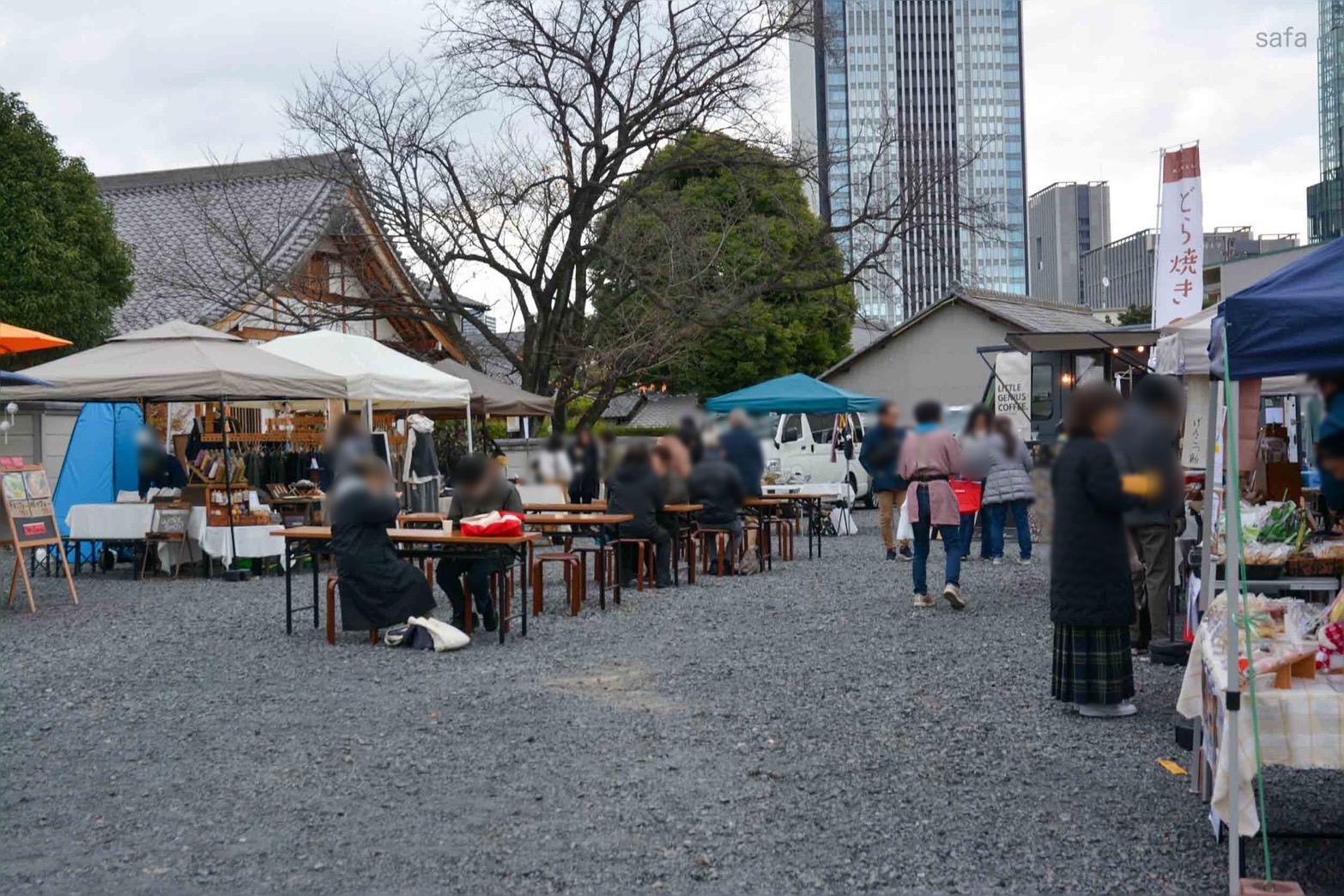 「このあたりもだいぶ変わったけれど、住みやすいですよ」と話すのは近隣に住まう方。長松寺にはどら焼き、ホットサンド、キンパ、飴などのお店が出店。撚り糸やお洋服、アクセサリーショップも。