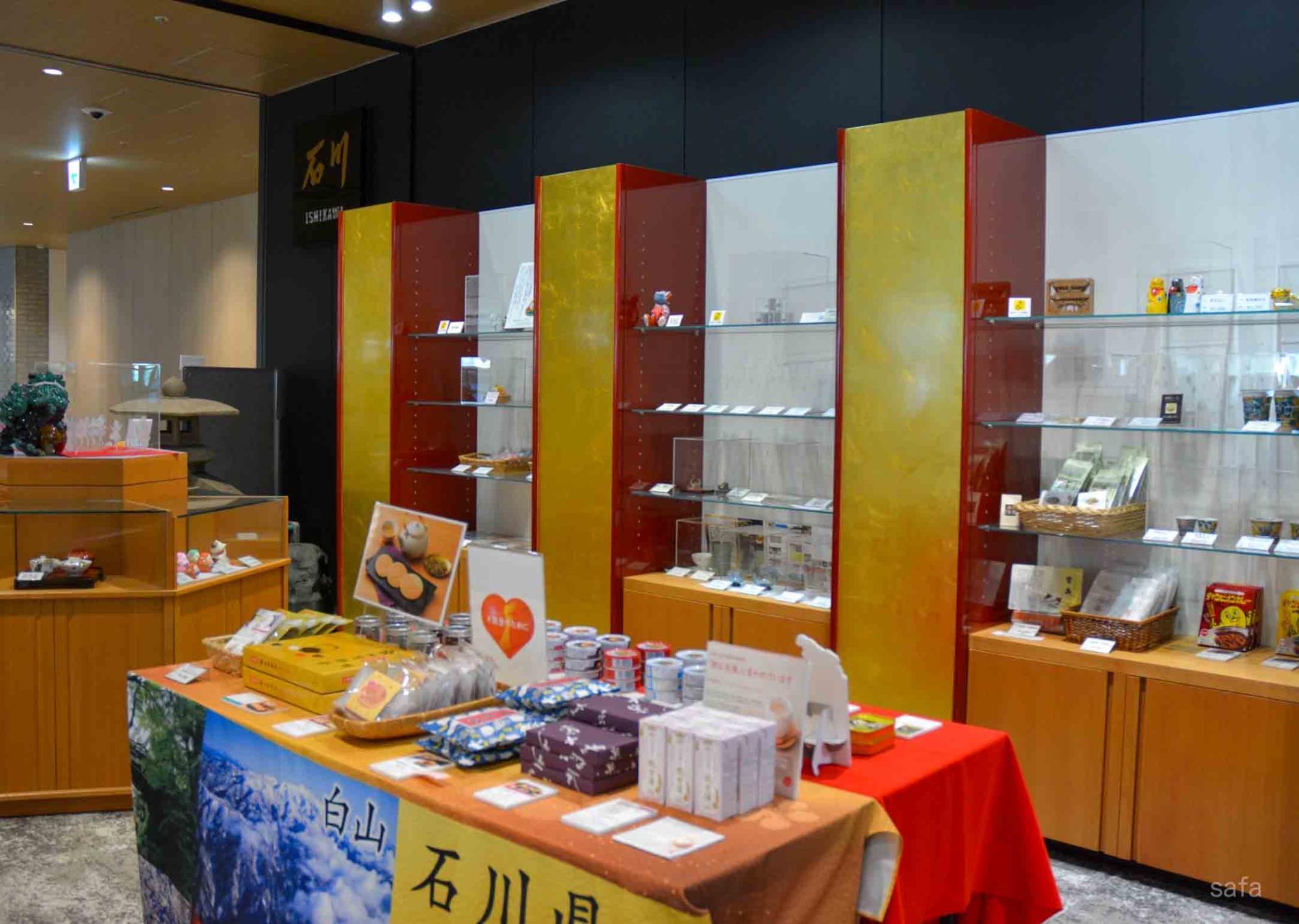 取扱商品は、お菓子や飲み物、カレー、缶詰、金箔、漆製品など多岐にわたる。石川県観光PRマスコットキャラクター「ひゃくまんさん」のグッズも。